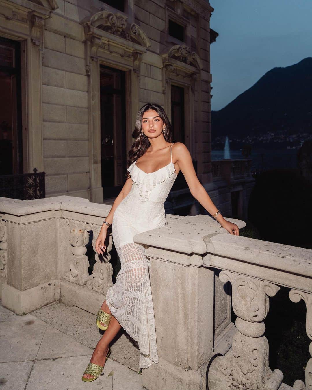 ゲスのインスタグラム：「Bella notte 🕊️🤍 @la_mainoo in the Kellie Lace Maxi #LoveGUESS」
