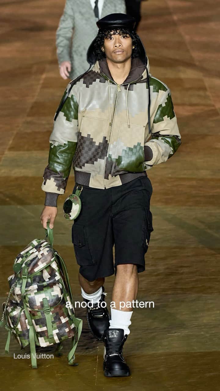 のインスタグラム：「Ever wondered where @louisvuitton’s square motif originated from?」