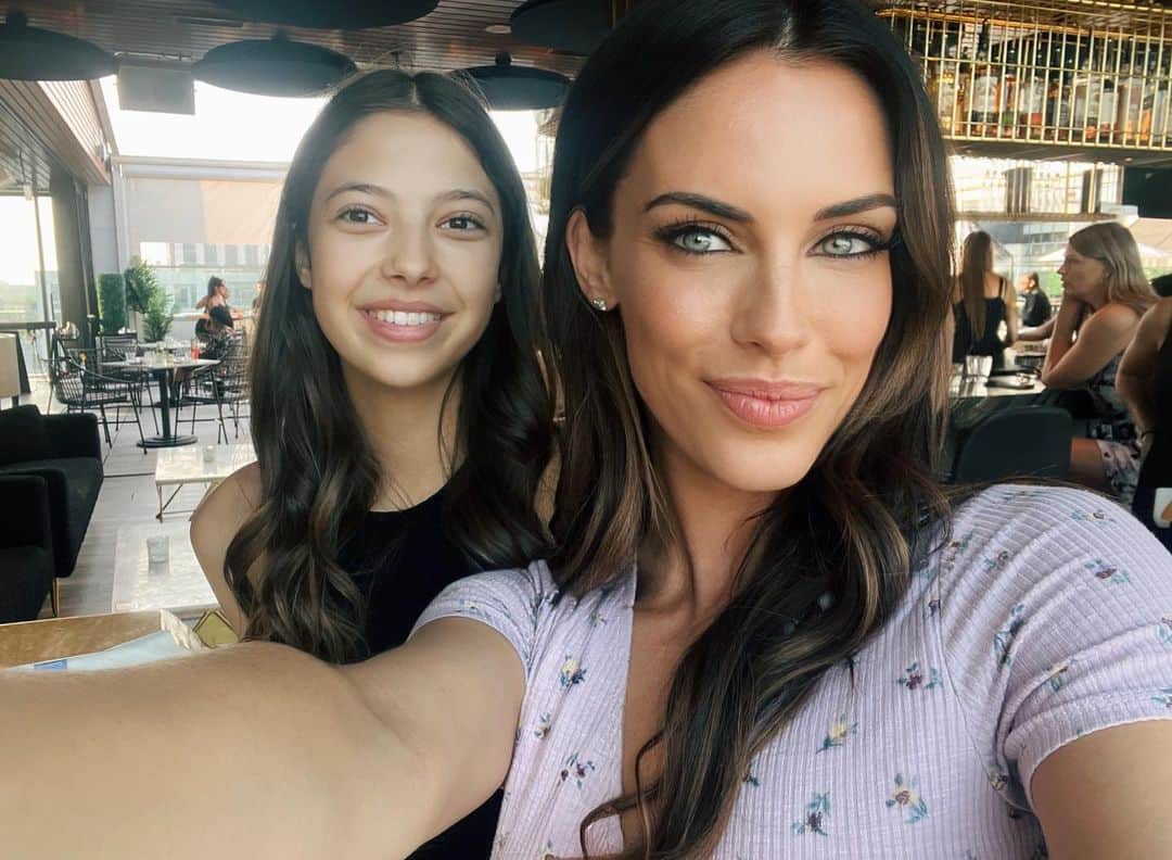 ジェシカ・ロウンズのインスタグラム：「A weekend full of surprises (and happy tears 🥹) One of my favorite things to do is show up unannounced! 🤗🥳   First surprised my adorable costar/bestie @teaganraynesellers with dinner and The Little Mermaid in 3D 🧜🏼‍♀️🍿 and then showed up at my cousin @kaitlyn_smith5’s place to surprise my Aunt and Uncle on Father’s Day. I pretended to be their “landlord” 😂🤣 My heart is full and feeling all the feels! ❤️❤️❤️」