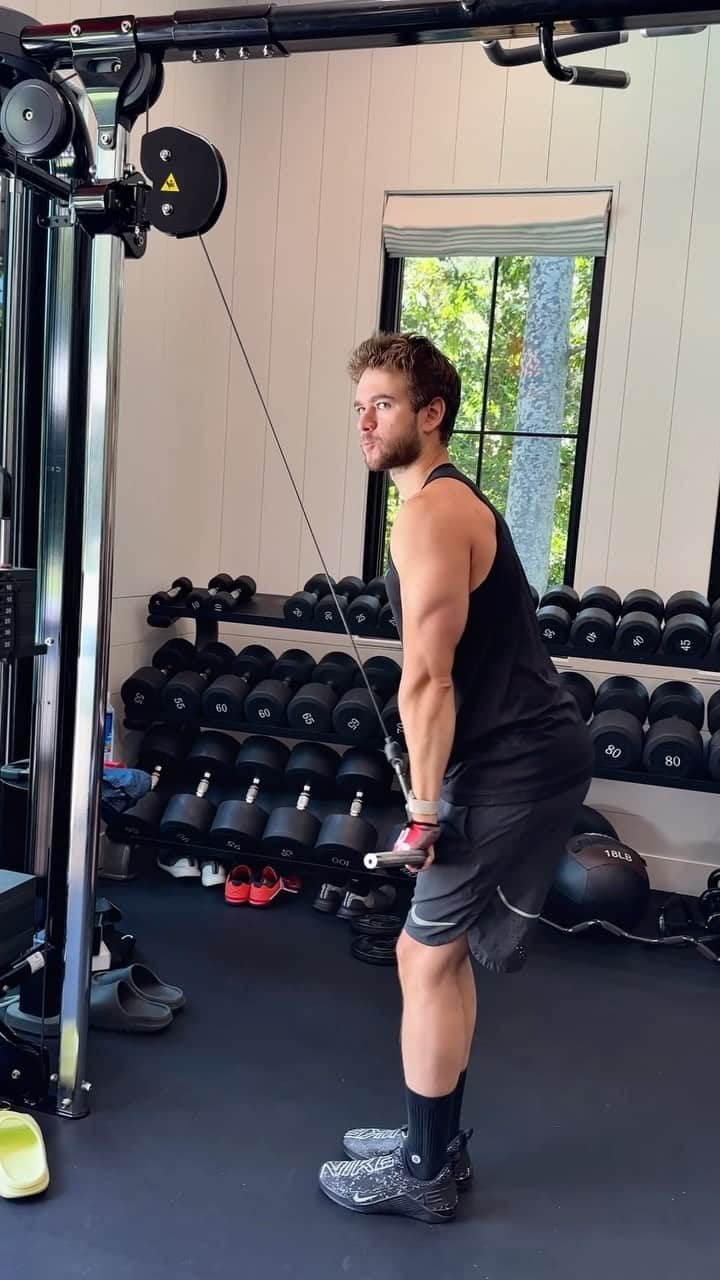 ゼッドのインスタグラム：「Been putting in a lot of work this year and focusing on fitness and health. It’s incredibly motivating to be able to see some results.  Daily cold plunges, counting calories on a low fat & high protein diet, 4x weight lifting per week and 4-5x cardio per week starting to pay off. Still ways to go but a solid start. 💪 Shout out to @thepatricknilsson for the training and @chefjenotoole for the food 🙏」