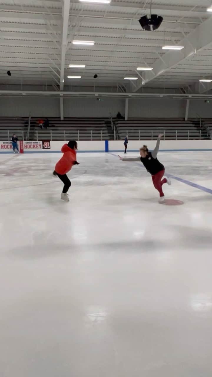 長洲未来のインスタグラム：「We’re working towards the axel club guys…but Olivia’s right. It’s not easy 😂 • • #axel #axelclub #figureskater #figureskating #figureskate」
