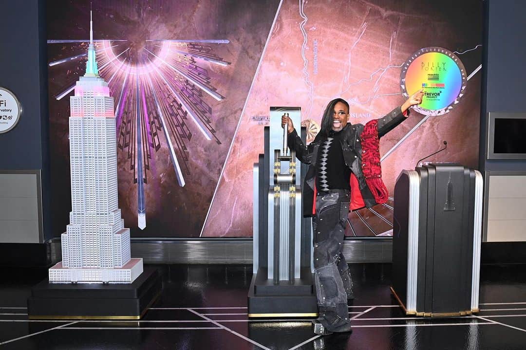 Empire State Buildingのインスタグラム：「Welcoming @theebillyporter to the Empire State Building to kick off Pride Weekend in NYC」