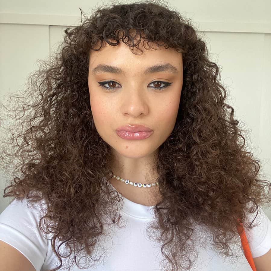 ダイアナ・ヴェラスのインスタグラム：「it’s been a minute 🎀」