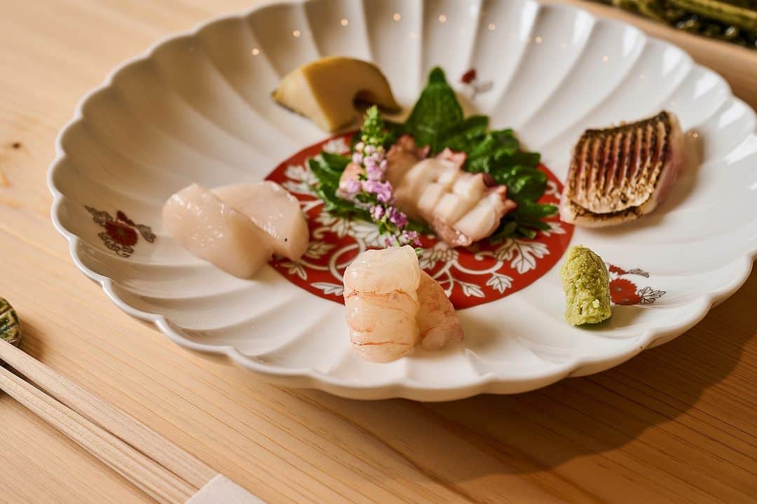Sushi Azabuのインスタグラム：「🍽️ Prepare to be enchanted by the spirit of Omotenashi at Azabu New York. From the moment you enter, you'll be enveloped in a world of graciousness and warmth, where every detail is thoughtfully curated to create a memorable and delightful experience.」
