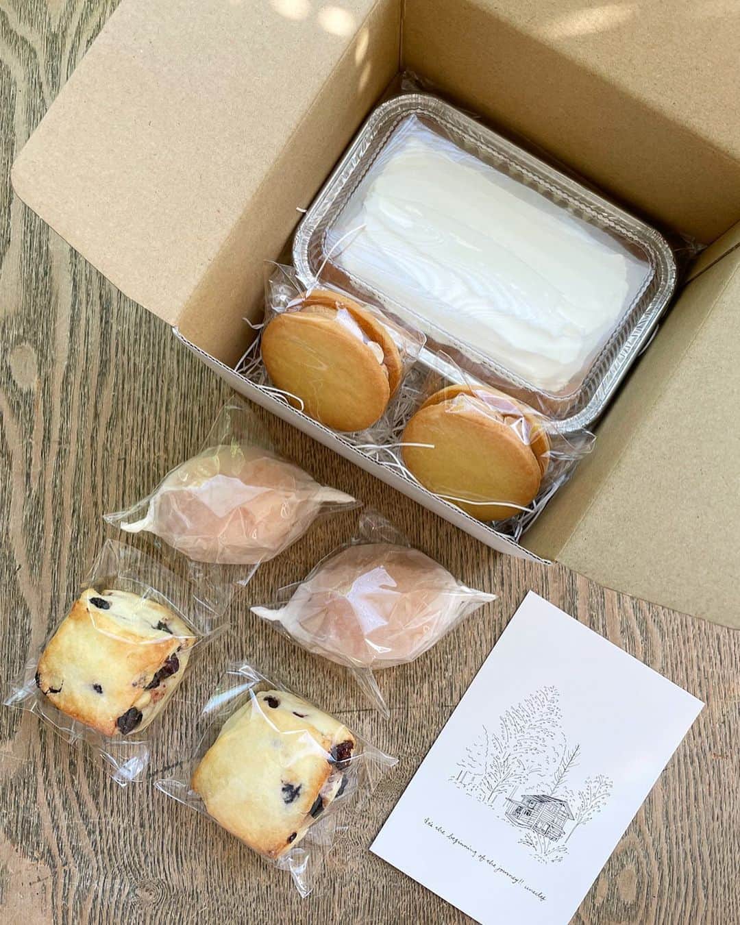 のインスタグラム：「⁡ ⁡ ⁡ おはようございます。 本日23日（金）発送の焼き菓子set、もう少しご用意できます。 お好きな焼き菓子が入っていましたら、ぜひ…。 24日（土）〜25日（日）発送のパンset、キャロットケーキsetもまだご用意できます。 onlineshopにてお待ちしています。 ⁡ ※ 写真のキャロットケーキset、少しmenuが違いますのでご確認のうえご購入ください。 ⁡ ⁡ ⁡ uneclefの焼き菓子set 【menu】 ・ヴィクトリアケーキ〜ブルーベリーとクランベリーのジャム〜 ×１ ・レモンとアールグレイのマフィン ×１ ・レモンケーキ ×２ ・塩とチョコのスコーン ×１ ・チョコチップのクッキー ×１ ・アールグレイのクッキー ×１ ・メープルのクッキー ×１ ⁡ ⁡ ⁡ 〜只今販売中です〜 ⁡ 【 本日23日（金）発送 】 ◇ uneclefの焼き菓子set ⁡ 【 24日（土）〜25日（日）発送 】 ◇キャロットケーキset ⁡ 【 25日（日）発送 】 ◇ uneclefのパンset B ⁡ ⁡ ⁡ onlineshopは、instagram TOPのリンクから お越しいただけます。 どうぞ、よろしくお願い致します。  @uneclef」