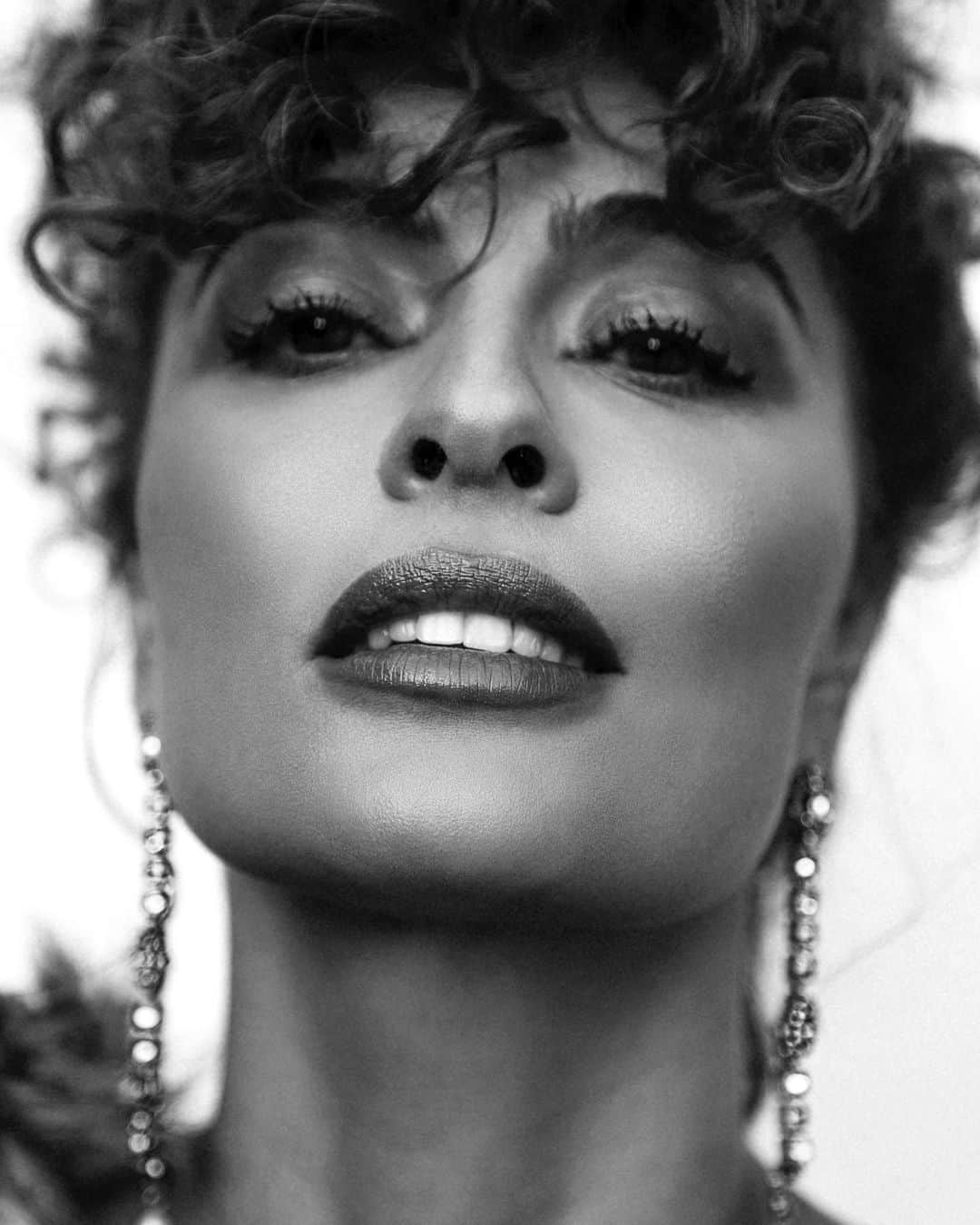 ジュリアナ・パエスのインスタグラム：「ThrowBack for B&W lovers🖤」