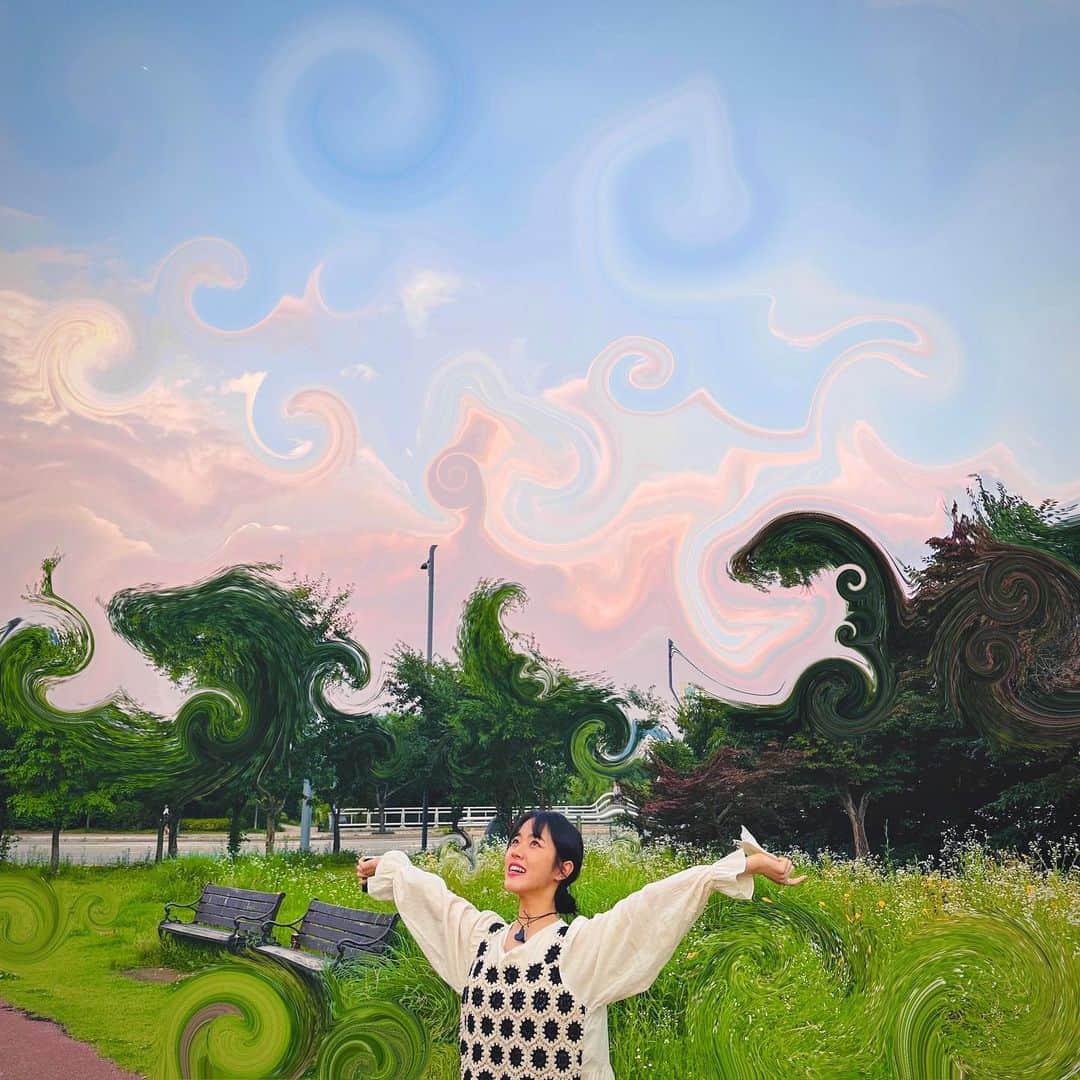 キム・ヒャンギのインスタグラム：「👁️ The fluffy sunset  고흐와굽어보기」