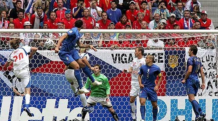 マルコ・マテラッツィのインスタグラム：「Italia - Repubblica Ceca  22/6/2006   #worldcup2006 #throwback @azzurri @fabiocannavaroofficial @albertogilardino」