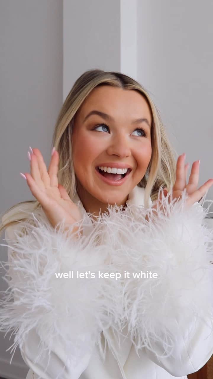 トーリ・ウェブスターのインスタグラム：「Let’s chat about laundry hacks! I’m keeping my whites beautiful all summer long with @clorox_canada 🤍🧺  Brighten your laundry with one simple step — add 1/3 cup of Clorox® Disinfecting Concentrated Bleach to your regular loads to clean, whiten, and remove stains.  Renew your whites, and leave your laundry looking and smelling clean every time. Keep your whites *truly* white with Clorox®!  #yeahbleachdoesthat   •  •  • #wedding #weddingwhite #weddingtips #weddingday #white #whitedress #bride #bridetobe #weddinginspiration #weddingideas #bridaloutfit #whiteoutfit #weddingdress」