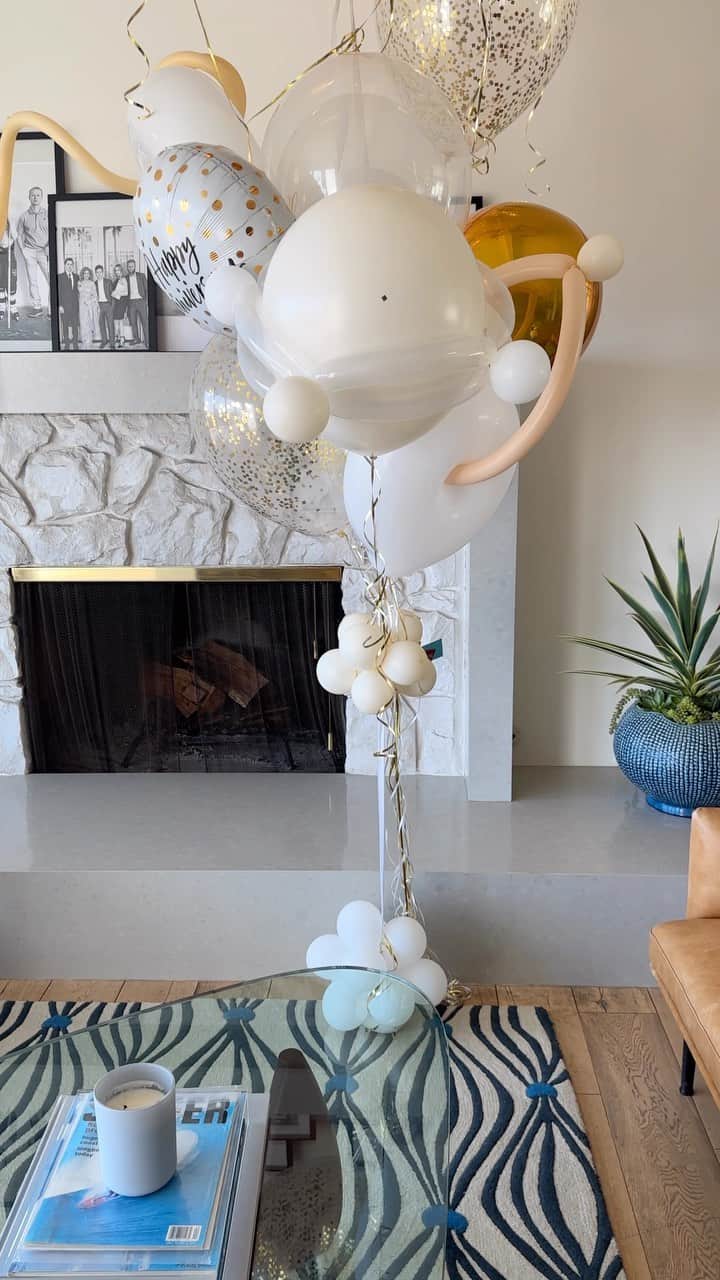 キャンディス・キャメロン・ブレのインスタグラム：「I came home from work to this gorgeous balloon bouquet from my husband ❤️. He loves giving gifts and spending quality time together. My heart is full. I’m a blessed woman. Happy 27th anniversary to us 🥂」