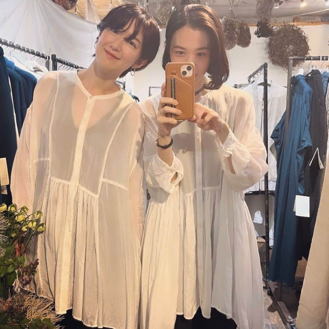 タイナカ彩智さんのインスタグラム写真 - (タイナカ彩智Instagram)「先日のこと。 美しい彼女とも来た、suzukitakayuki展示会2。  白いシャツへの変わらない憧れと、驚きと、親しみのバランス。✨ベストもため息が出るほどの、多幸感。  yukaちゃんの、内側からも外側からも透明な佇まいに、お洋服が本当によく似合っていて、目と心が喜びました。  いつも会うたびに、優しい贈り物もありがとう。🥺  ６月も残り少なくなってきました。大切に、大切に。  そして、近々歌うときが決まってきました🍉 またお知らせさせてください。  #tainakasachi #yukamoumoon」6月23日 6時47分 - sachitainaka