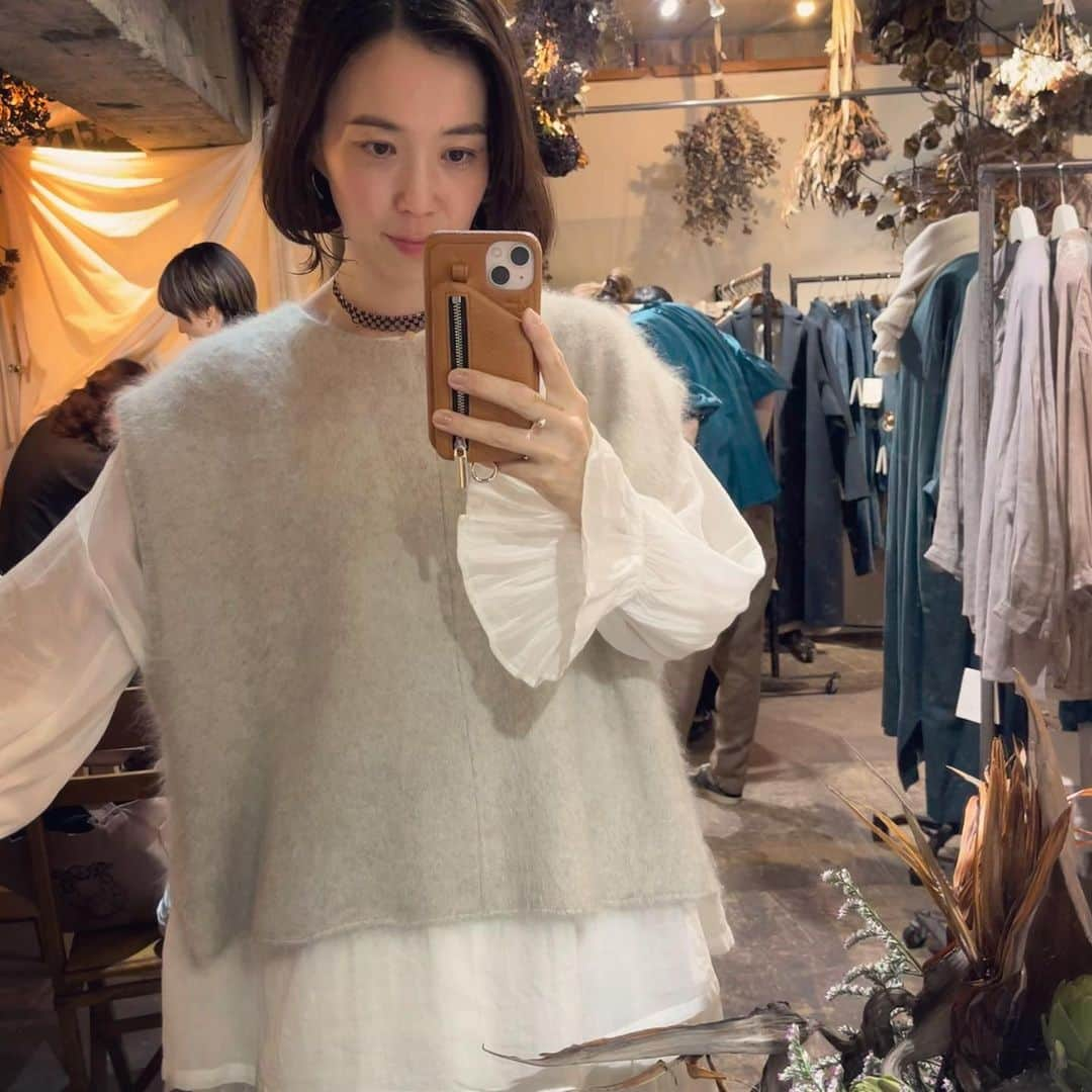 タイナカ彩智さんのインスタグラム写真 - (タイナカ彩智Instagram)「先日のこと。 美しい彼女とも来た、suzukitakayuki展示会2。  白いシャツへの変わらない憧れと、驚きと、親しみのバランス。✨ベストもため息が出るほどの、多幸感。  yukaちゃんの、内側からも外側からも透明な佇まいに、お洋服が本当によく似合っていて、目と心が喜びました。  いつも会うたびに、優しい贈り物もありがとう。🥺  ６月も残り少なくなってきました。大切に、大切に。  そして、近々歌うときが決まってきました🍉 またお知らせさせてください。  #tainakasachi #yukamoumoon」6月23日 6時47分 - sachitainaka