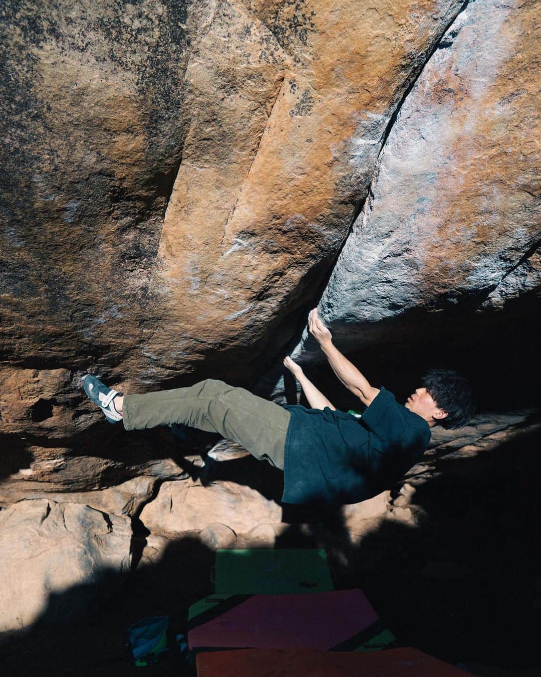 村井隆一のインスタグラム：「The Book Club(V14/8B+)✅ ______________________________ Back in paradise for the first time in seven years🇿🇦 There are more and more attractive 4-star lines compared to those days. Of course, this bloc is one of them. My jet lag is still there but motivation is pretty high.  📷 by @nari.tomo  #climbing#bouldering#ボルダリング#rocklands @rokdo_team @frictionlabs @organicclimbing @unparallelup @rockmasterhq @team_edelrid @clover_resole @climbskinspain @urban_basecamp_shinjuku @basecamp.import @basecamponlineshop」