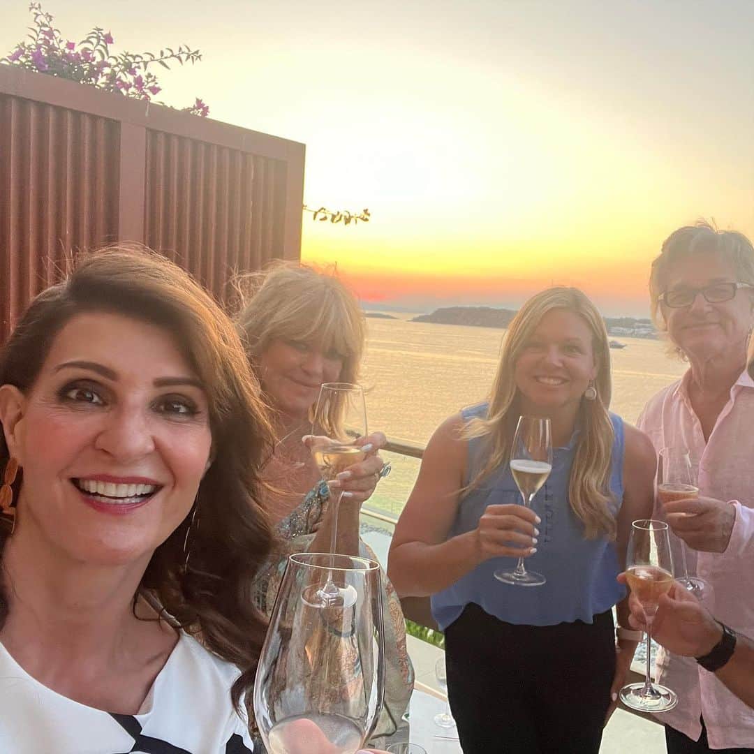 ニア・ヴァルダロスのインスタグラム：「What an honor it was to be back in Greece at the @snforg and to get to introduce @goldiehawn and her wonderful children’s mental health charity @mindup ! Swipe through pics to see the hard-working staff and some other speakers including @barackobama in a stellar conversation with wonderful @andreas_drac yasssssssss ! Makeup by @evelinavierrou and fabulous Dimitris, dress by @vzoulias and jewelry @litofinejewelry 🇬🇷」