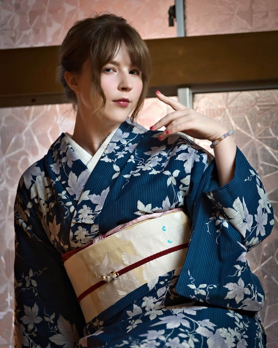 ジューン・ラブジョイさんのインスタグラム写真 - (ジューン・ラブジョイInstagram)「Et si tu te perdais dans le bleu de mes yeux...? 💙⠀ ⠀ 📸 @takahiro_ch ⠀ ⠀ #kimono #Blue #Bleu #Japon #Japan #models ⠀」6月23日 7時00分 - junelovejoyy