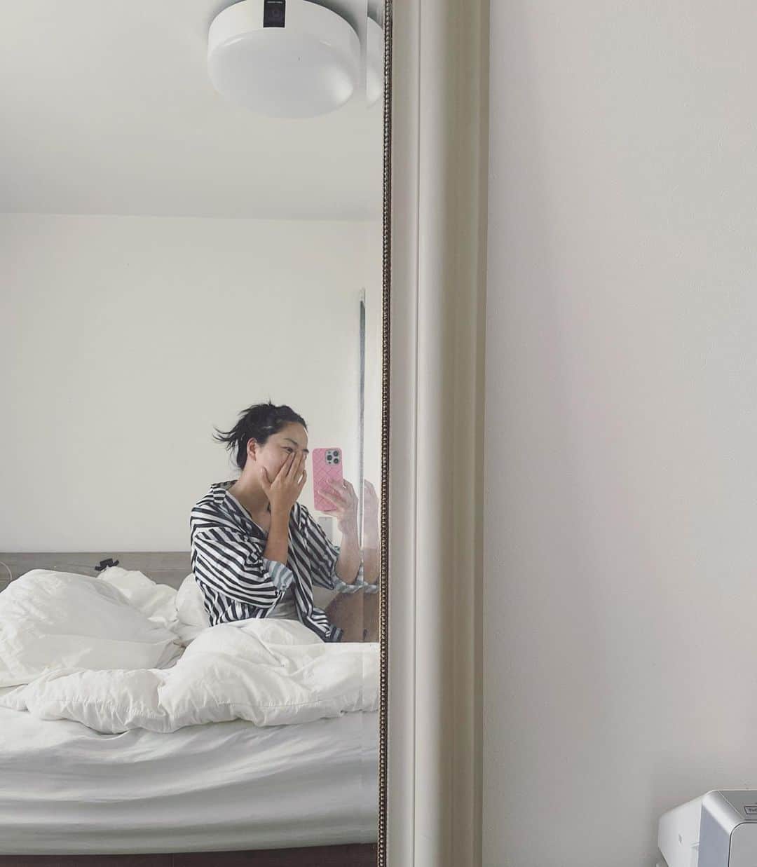 鈴木六夏さんのインスタグラム写真 - (鈴木六夏Instagram)「おはようございます✌🏼  梅雨らしい朝です。 さて金曜日、週の最後はお弁当のストックおかずやネタも尽き、どーしよ🤪w  最近はマキちゃんのパジャマ。 @tamarumaki  @ade_tamarumaki   これを着ると お風呂上がり、寝る時、寝起き、の自分が お洒落な人になったような..ムフ♡となんとも嬉しい気持ちになるんです🤓🤓肌触りも至福！  さて！気を取り直して 家族の朝をまわすぞ👍🏼皆様も良い１日を！  #隣のふくらみは娘」6月23日 7時01分 - rikuka.62