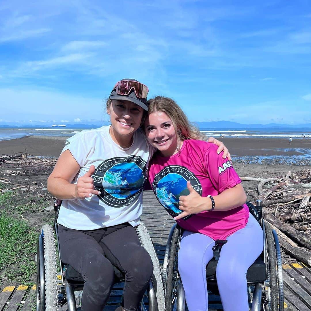 アラナ・ニコルズのインスタグラム：「Pura Vida to the longest lefts of my life!! 🇨🇷🤍🤙  @surfadaptadocr started with 2 adaptive surfers and are now hosting the Costa Rica Open Adaptive Pro with 85 athletes…that takes a lot of heart, I see you @juanma_camacho78 and crew🫶  Muchos Gracias @hi5sfoundation and @stokeforlife for the love and support of this comp… FINALS TOMORROW!!  LGGG @roytuscany @cassieeckroth @daniloveslife_ @sano_since93 🤙🤙🤙  @teamtoyota」