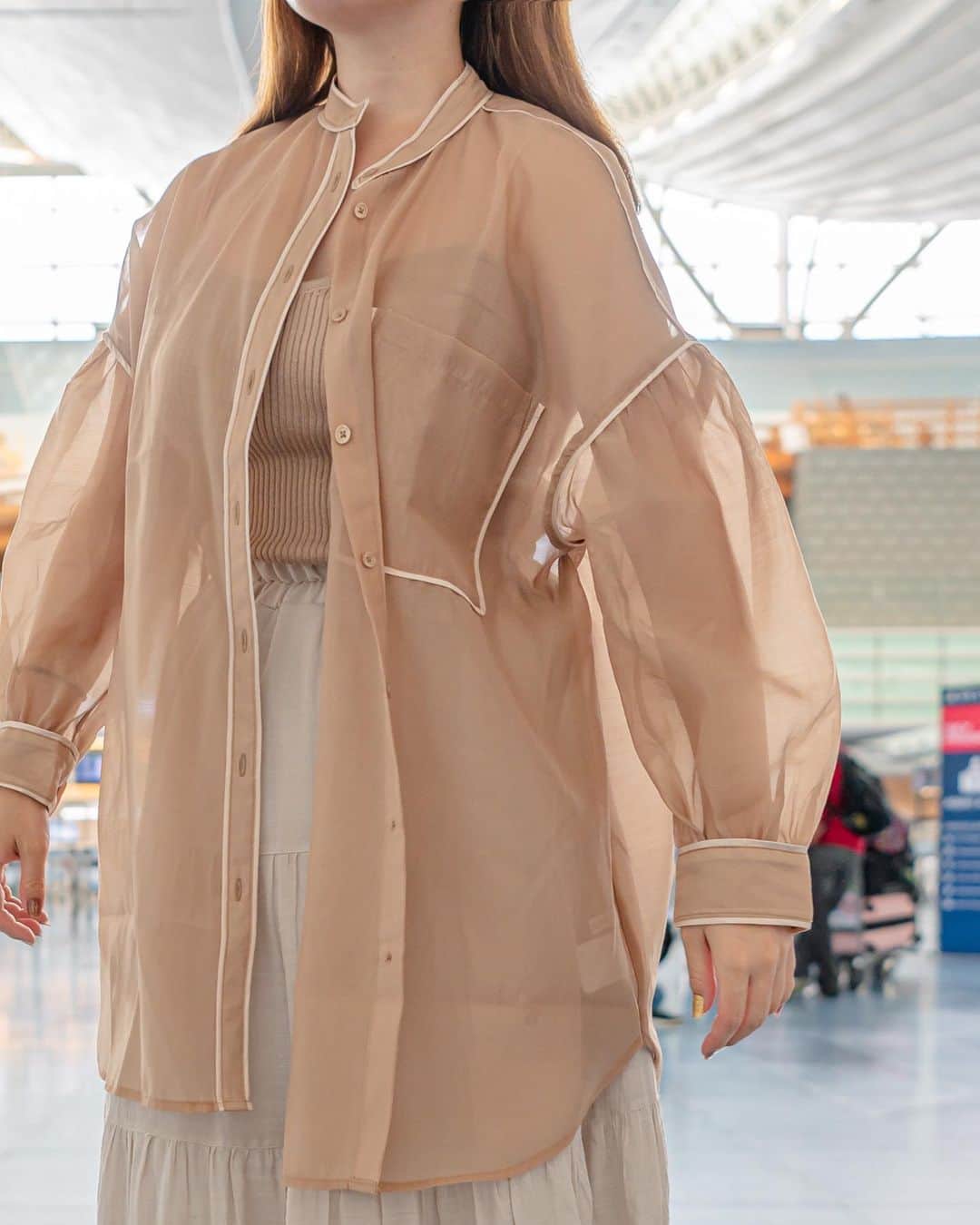 Kahoさんのインスタグラム写真 - (KahoInstagram)「. . ✈️🧳  今回の空港コーデはこんな感じ☺️💕  前の空港コーデの時もそうだったけど、 長時間のフライトの時は ☑︎体温調節できる服 ☑︎着心地のいい服 がマストです🤔✨✨  今回は現地でも着たい シアーシャツをメインにしてみました☺️💕  ぽわんとした素材に パイピングデザイン、 シアー素材の程よい肌見せが ヘルシーな雰囲気で好み☺️💕  おしりが隠れる丈感だから 前を全部閉めてパンツスタイルに 合わせるのもスタイルアップして見えそう🤔✨   @classicalelf_official シアーバンドカラービッグシャツ ブラウン、M #クラシカルエルフ #classicalelf #エルフコーデ #タイアップ #uniqlo #gu #zara #ユニクロ #ジーユー #ザラ #zozo #zozotown #zozo購入品 #zozotown購入品 #シアーシャツ #バンドカラー #パイピング#プチプラ #プチプラコーデ #着回しコーデ」6月23日 7時10分 - kah05disney