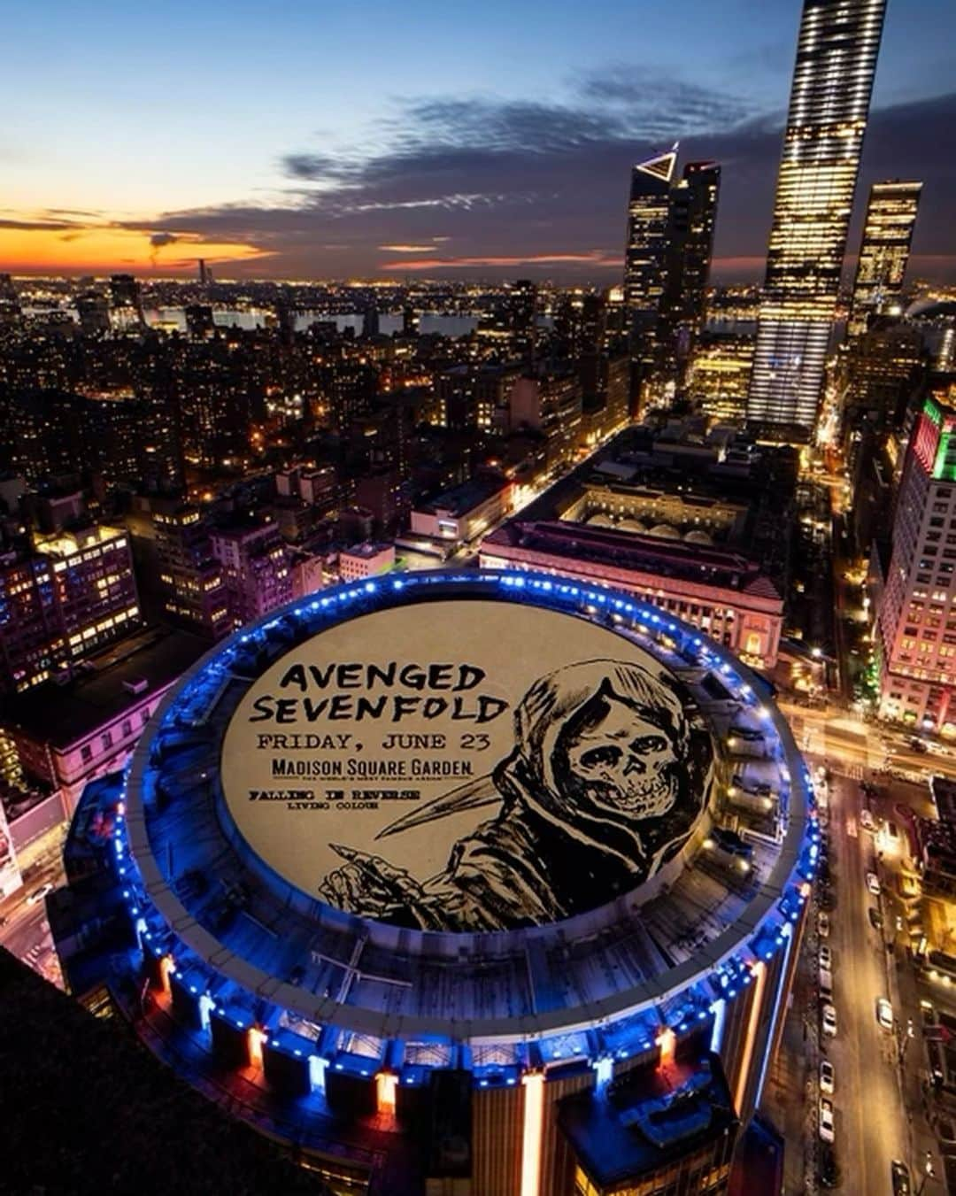 アヴェンジド・セヴンフォールドのインスタグラム：「In my dreams, I stare out in the distance of the city scene, from way up here it’s so serene…  NYC📍MSG // tomorrow night  📷: @thegarden」