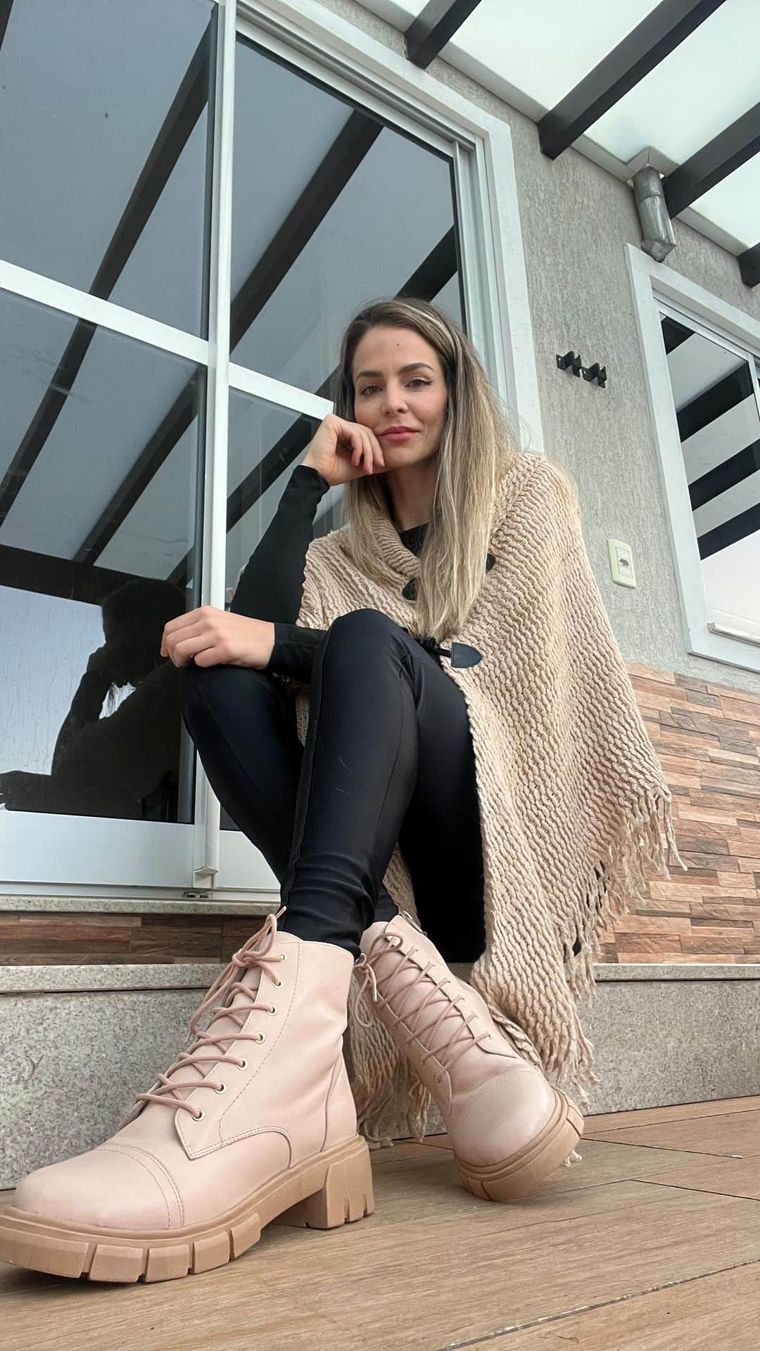 SuelleOliveiraのインスタグラム：「Look 1 ou look 2?  A bolsa e os sapatos são da @constance_calcados já da aquela conferida que tá de arrasar a coleção de inverno!  #inverno2023 #constancecalcados #lançamento #numercaoespecial #sapatos #botas」