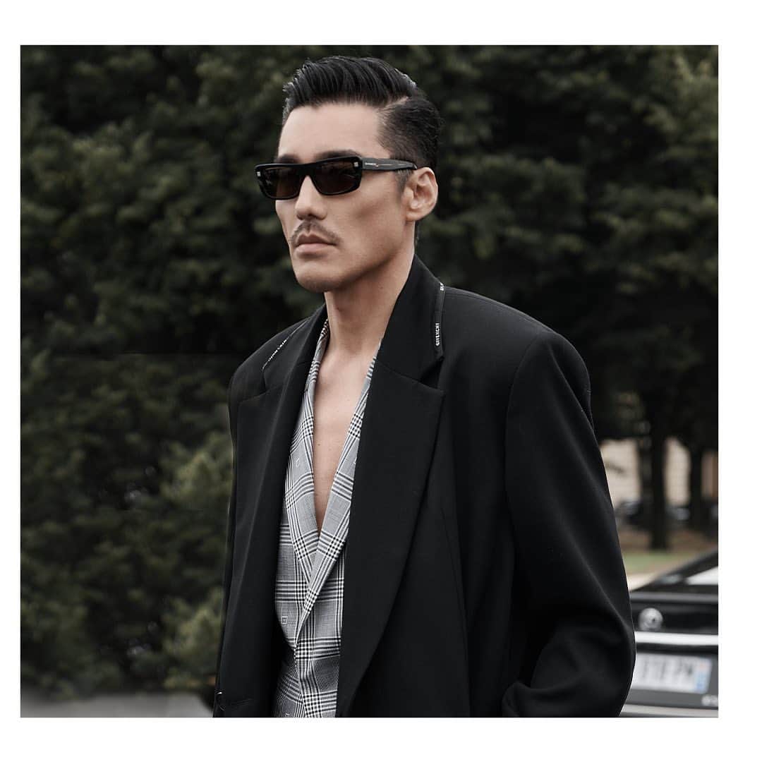 フー・ビンのインスタグラム：「Thank you to the G Family for the invitation to witness Givenchy's 2024 Spring/Summer men's show. Looking forward to the next gathering! @givenchy @matthewmwilliams  感谢纪梵希的邀请，共同见证纪梵希2024春夏男装秀。期待下次再相聚！  #fashion #model #hubing #胡兵 #givenchy #paris #runway」