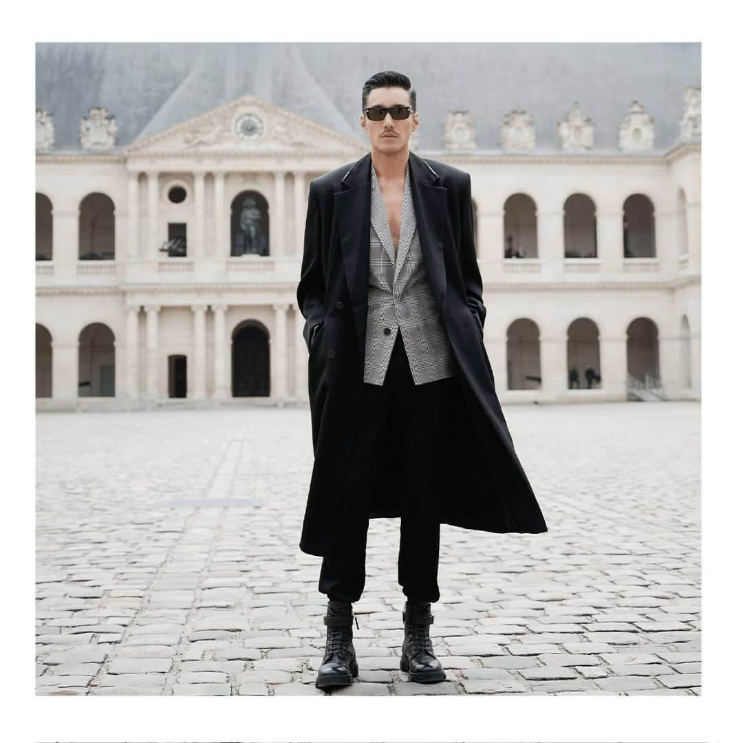 フー・ビンのインスタグラム：「The impeccable tailoring techniques and modern design styles shine amidst this ancient architecture, showcasing a unique fashion charm. This visual extravaganza gathers a multitude of friends to see the intersection of fashion and art. 精湛的裁剪技艺与摩登的设计风格在这座古老建筑中交相辉映，展现出独特的时尚魅力。这场视觉盛宴吸引了众多朋友们的聚集，我们一起见证了这场时尚与艺术的交汇。  #fashion #model #hubing #胡兵 #givenchy #paris #runway」