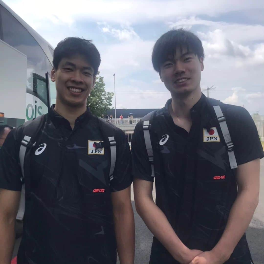 TBSバレブーのインスタグラム：「. 24得点の大活躍 #宮浦健人 選手＆#大塚達宣 選手📸  ブラジルとの激闘最高でした🌟  ブラン監督も試合後この笑顔😊  次は明日夜！東京五輪銅メダルアルゼンチン🇦🇷目標のベスト4入りへ🔥突き進みます💪  #VNL2023  #ネーションズリーグ2023  #龍神NIPPON  @miyaurakento @tatsutatsu1105」