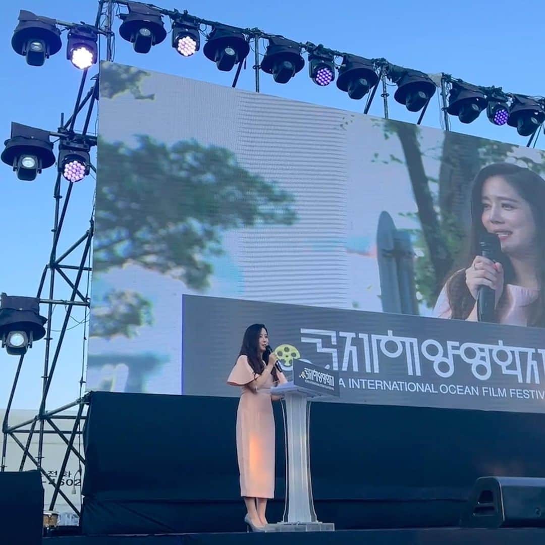 チェ・ソンヒョンのインスタグラム：「#국제해양영화제  #아미르공원 에서 아름다운 날씨에 마음 설레는 바다향 맡으며 개막식을 잘 마쳤습니다.  네트워킹 파티에서 오랜만에 바다와 헤양생물로 대화할 수 있는 멋진 분들 많이 뵈어서 참 좋은 시간이었어요😍♥️  향유고래와의 만남과 교감을 담은 #개막작 ‘나의 돌로레스 이야기’는  ‘나의 문어 선생님’ 이상의 감동이 있었답니다😭😭😭 @patrickdykstraofficial 최고!!  극장상영을 앞두고 있다는데 꼭 OTT 서비스에 업로드되어  더 많은 분들이 꼭 이 영화를 볼 수 있길 소망합니다.   일요일까지 아미르공원, #영화의전당 두 곳에서 #kioff 는 계속됩니다!   저도 지금 영화보러 가는 중😊」