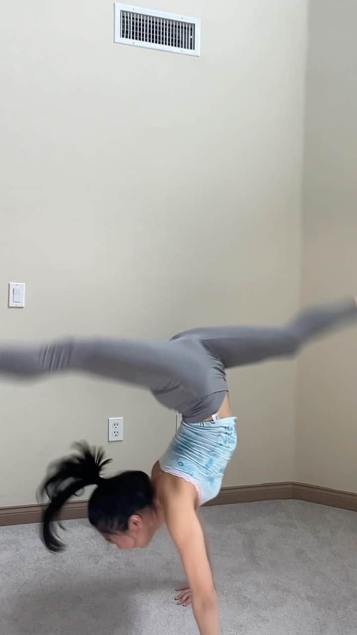 篠原枝令菜のインスタグラム：「I did not expect myself to get THAT dizzy 😭😭 was it even 20 back walkovers though?? #acrobatics #walkover #backwalkover #challenge」