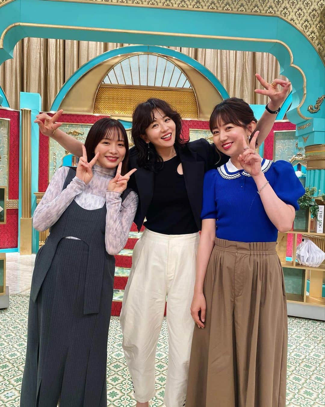 豊崎由里絵のインスタグラム：「. 本日！7月22日（土）13:30〜 フジテレビ「川島明の芸能界㊙︎通信簿」に出演します！✨ （関東ローカル） 赤裸々に喋りすぎたかもしれません… 偉大なアナウンサーの先輩方と共演させていただき しゅうかつのとき以来の森香澄ちゃんとも会えて とっても楽しい時間でした🤣❤️ 今日も外は暑いので…ぜひ！！お家でご覧くださーい🥹 #芸能界㊙︎通信簿  #アナウンサー　#アナウンサー衣装」