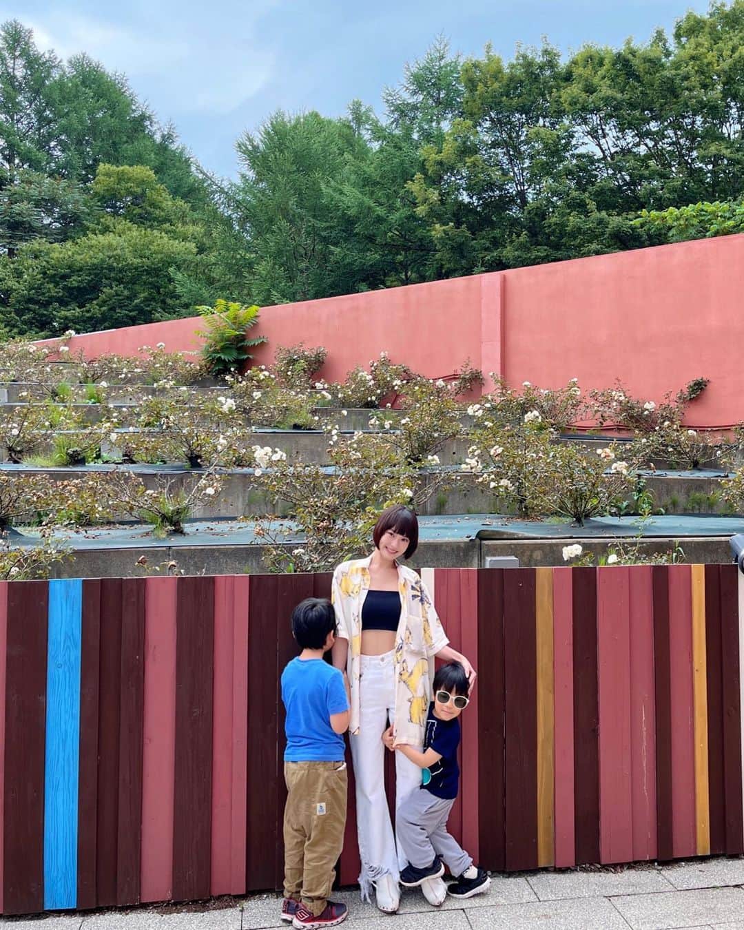 のインスタグラム：「Do you have any plans for summer vacation? ☀️👒🧳🐠🌴  夏休みスタート！ 皆さんはどんな予定ですか？？何処かに行かれますか？  うちは少し前から気持ちはスタートしていて、、  早速ミッション1.プールの練習と（水着を買い忘れ昔のしか無かった..🙏） 2.クワガタを捕まえる事でした。　  毎日朝から色々元気いっぱいの息子達に付き合ってます。  うちで昆虫が触れるのが私や子供達だけなので😂（夫は虫苦手）色々計画を立てて採集してきました♪   直ぐに出会えた2匹のクワガタは、早々に一匹脱走する出来事があり、、「見つけた！」と思ったら長男が作った本物そっくりなオブジェだったり、（その後うちのカメラに乗ってました、お騒がせしました🤲） 早々に色々な事が起きてます。  次回は朝6時からトラップ仕掛けた木を見に行くミッションが、、🌿  さて、お仕事と息子達との体験と、、 お休みの無いこの夏をどう乗り切るか！  皆さんも楽しい思い出を是非共有してください✨  my fashion tops @stellamccartney  denim  @maisonmargiela   #family #summer #vacation #夏遊び #６歳４歳わんぱく盛り #全身全霊付き合います👍🐍 #蹴伸びの練習 #アグレッシブな休日  #pool」