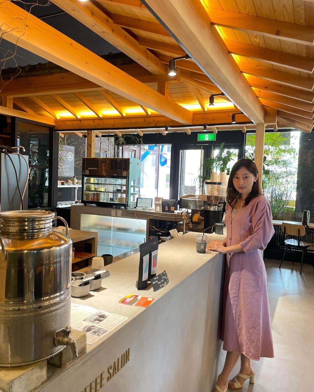 小橋めぐみさんのインスタグラム写真 - (小橋めぐみInstagram)「少し前ですが、山梨に行った時のことを。 山梨学院大学内にあるカフェ @icci.kawara.coffee.salon  が、とても素敵でした。  一ノ瀬瓦工業のプロダクト部門「icci kawara products」が手がけたこのカフェ。 瓦が積み重なった壁（通称kawara wall）は、お洒落感もありつつ、瓦の持つ重厚感も相まって、存在感が半端なく、でも圧はなく。ただただこの壁を眺めながらコーヒーを飲むだけでも、気持ちが落ち着いていくようでした。もはや、禅の心境。 手作業で一つずつ、ボンドのついたヴィンテージの瓦を積み重ねていったそうです🥹 瓦は普通、屋根の上にあるものなので、こうしてじっくり見ることがなかったなぁと。  また、カウンター上部にも瓦屋根があり、 店内に瓦屋根があるカフェって初めてで、 古き良き日本を感じながら新鮮さも斬新さもあり。 ここで飲むコーヒーは格別でした。 で、私が手にしているのは、瓦ラテ。 竹炭入りで、身体にもよく、 何よりとっても美味しい！  日本で1400年の歴史を持つ瓦が溶け込む店内は、ラウンジのような雰囲気もあり、ほどよく静かで、ほどよく賑やか。 国内外の学生さんが勉強していたり、一般の方も入れるので、近所の方達の憩いの場としても愛されていたり。 老若男女、それぞれの好きなスタイルで過ごせるカフェでした。 連れて行ってくれた貴子と、カワララテを飲みながら話した未来が、眩しかったな。  #山梨学院大学　#iccikawaraproducts #瓦　#kawara #一ノ瀬瓦工業　#山梨」7月22日 10時50分 - megumikok