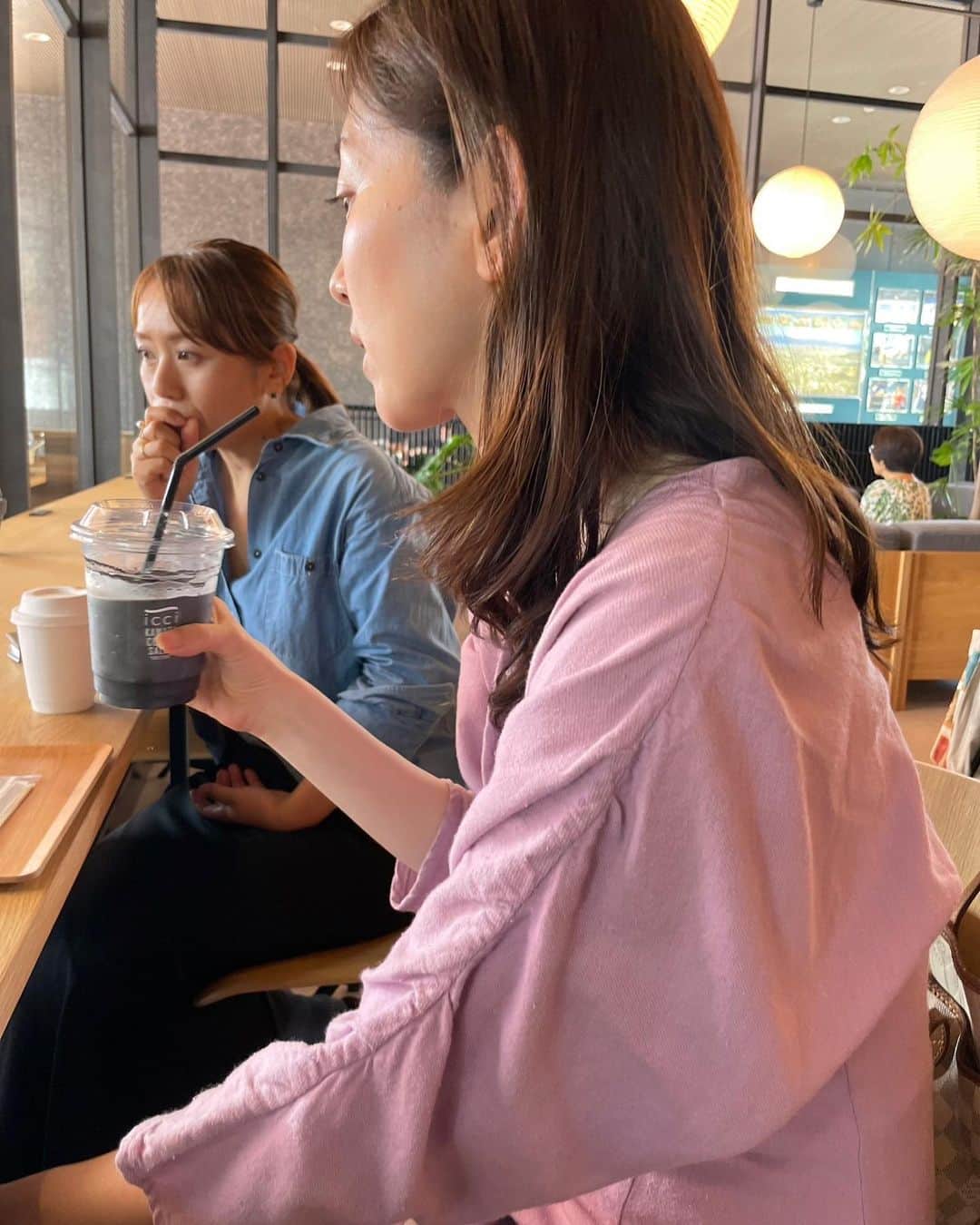 小橋めぐみさんのインスタグラム写真 - (小橋めぐみInstagram)「少し前ですが、山梨に行った時のことを。 山梨学院大学内にあるカフェ @icci.kawara.coffee.salon  が、とても素敵でした。  一ノ瀬瓦工業のプロダクト部門「icci kawara products」が手がけたこのカフェ。 瓦が積み重なった壁（通称kawara wall）は、お洒落感もありつつ、瓦の持つ重厚感も相まって、存在感が半端なく、でも圧はなく。ただただこの壁を眺めながらコーヒーを飲むだけでも、気持ちが落ち着いていくようでした。もはや、禅の心境。 手作業で一つずつ、ボンドのついたヴィンテージの瓦を積み重ねていったそうです🥹 瓦は普通、屋根の上にあるものなので、こうしてじっくり見ることがなかったなぁと。  また、カウンター上部にも瓦屋根があり、 店内に瓦屋根があるカフェって初めてで、 古き良き日本を感じながら新鮮さも斬新さもあり。 ここで飲むコーヒーは格別でした。 で、私が手にしているのは、瓦ラテ。 竹炭入りで、身体にもよく、 何よりとっても美味しい！  日本で1400年の歴史を持つ瓦が溶け込む店内は、ラウンジのような雰囲気もあり、ほどよく静かで、ほどよく賑やか。 国内外の学生さんが勉強していたり、一般の方も入れるので、近所の方達の憩いの場としても愛されていたり。 老若男女、それぞれの好きなスタイルで過ごせるカフェでした。 連れて行ってくれた貴子と、カワララテを飲みながら話した未来が、眩しかったな。  #山梨学院大学　#iccikawaraproducts #瓦　#kawara #一ノ瀬瓦工業　#山梨」7月22日 10時50分 - megumikok