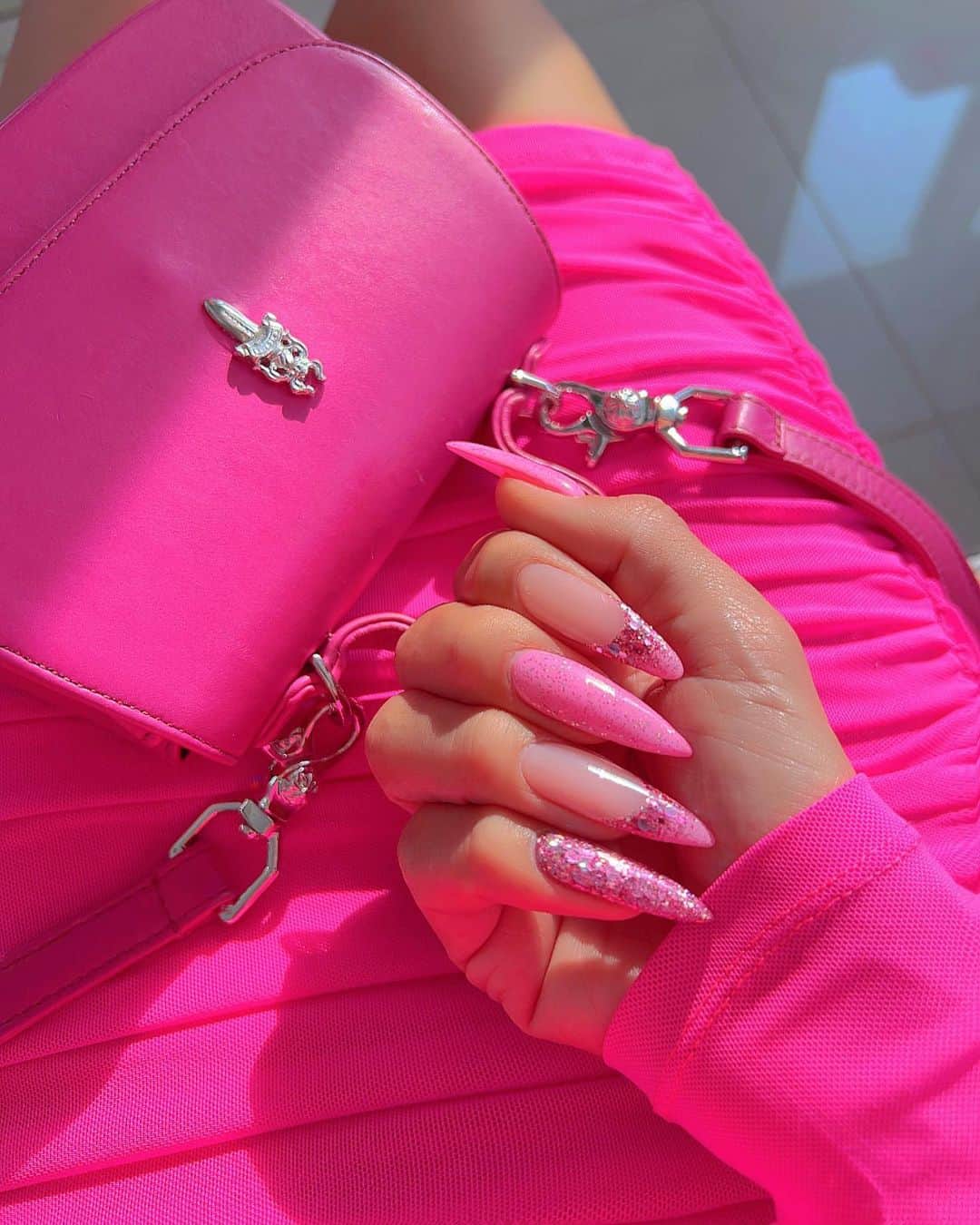 GENKINGのインスタグラム：「Barbie nails by @nailsalonlifes 💅🩷💘 #barbienails  #genkingnail  #nails」