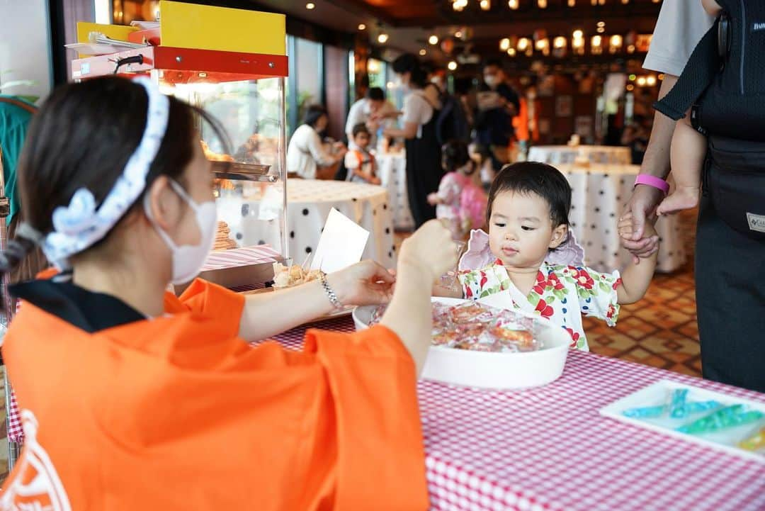 東京タワーの麓の結婚式さんのインスタグラム写真 - (東京タワーの麓の結婚式Instagram)「🗼  ※新チャペルお披露目会と10月22日（日）の Special Wedding Anniversaryは満席となりました たくさんのご予約ありがとうございます🙇‍♀️  \\ イベントのお知らせ✨//  The Place of Tokyoは 9月9日にリニューアルオープンいたします🎉  The Place of Tokyoでご結婚式を挙げた ご夫婦・ご家族限定イベントを開催します！  ①新チャペルお披露目会 チャペル内覧付きのビュッフェプランです！ お子さまの参加も大歓迎👶🏻✨ お子さまが楽しめるコンテンツも ご用意しております！！  ▷日時 9月18日（月祝） 11:00受付／11:30〜13:30 15:00受付／15:30〜17:30  ▷内容 ・チャペル内覧 ・ビュッフェ形式のお食事 　（キッズビュッフェ有） ・フリードリンク  ▷料金 大人　7,000円（税サ込） 子供　2,000円 ※3歳以上 ※3歳以下は無料  ②Special Wedding Anniversary 披露宴会場でシェフのオリジナルフルコースを ご用意しております🍽️ お誕生日や記念日でのご利用も◎  ▷日時 9月25日（月） 18:30受付／19:00開始  10月22日（日） 11:30受付／12:00開始 16:30受付／17:00開始  10月25日（水） 18:30受付／19:00開始  ▷内容 ・シェフオリジナルフルコース ・乾杯酒付きフリードリンク  ▷料金 10,000円（税サ込）  ※Special Wedding Anniversaryは 2022年5月～10月でご結婚式されたお客様は 1周年ディナーとしてもご参加いただけます  ◎ご予約について◎ 7月29日（土）10:00より お電話にてご予約を開始いたします （メールやDMからのご予約は受け付けておりません 予めご了承ください）  リニューアルするThe Place of Tokyoに ぜひ遊びにきてくださいね🌱  スタッフ一同　お会いできますことを 心より楽しみにしております🗼✨  #theplaceoftokyo #プレイスオブトウキョウ #プレイスオブトーキョー #プレイスオブ東京 #ザプレイスオブトーキョー #ザプレイスオブ東京 #ザプレイスオブトーキョー #ゲストハウス婚 #令和5年婚 #東京タワー #東京タワーが好き #tokyotower #placeoffamily2023」7月22日 12時00分 - theplaceoftokyo