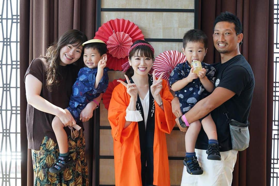 東京タワーの麓の結婚式さんのインスタグラム写真 - (東京タワーの麓の結婚式Instagram)「🗼  ※新チャペルお披露目会と10月22日（日）の Special Wedding Anniversaryは満席となりました たくさんのご予約ありがとうございます🙇‍♀️  \\ イベントのお知らせ✨//  The Place of Tokyoは 9月9日にリニューアルオープンいたします🎉  The Place of Tokyoでご結婚式を挙げた ご夫婦・ご家族限定イベントを開催します！  ①新チャペルお披露目会 チャペル内覧付きのビュッフェプランです！ お子さまの参加も大歓迎👶🏻✨ お子さまが楽しめるコンテンツも ご用意しております！！  ▷日時 9月18日（月祝） 11:00受付／11:30〜13:30 15:00受付／15:30〜17:30  ▷内容 ・チャペル内覧 ・ビュッフェ形式のお食事 　（キッズビュッフェ有） ・フリードリンク  ▷料金 大人　7,000円（税サ込） 子供　2,000円 ※3歳以上 ※3歳以下は無料  ②Special Wedding Anniversary 披露宴会場でシェフのオリジナルフルコースを ご用意しております🍽️ お誕生日や記念日でのご利用も◎  ▷日時 9月25日（月） 18:30受付／19:00開始  10月22日（日） 11:30受付／12:00開始 16:30受付／17:00開始  10月25日（水） 18:30受付／19:00開始  ▷内容 ・シェフオリジナルフルコース ・乾杯酒付きフリードリンク  ▷料金 10,000円（税サ込）  ※Special Wedding Anniversaryは 2022年5月～10月でご結婚式されたお客様は 1周年ディナーとしてもご参加いただけます  ◎ご予約について◎ 7月29日（土）10:00より お電話にてご予約を開始いたします （メールやDMからのご予約は受け付けておりません 予めご了承ください）  リニューアルするThe Place of Tokyoに ぜひ遊びにきてくださいね🌱  スタッフ一同　お会いできますことを 心より楽しみにしております🗼✨  #theplaceoftokyo #プレイスオブトウキョウ #プレイスオブトーキョー #プレイスオブ東京 #ザプレイスオブトーキョー #ザプレイスオブ東京 #ザプレイスオブトーキョー #ゲストハウス婚 #令和5年婚 #東京タワー #東京タワーが好き #tokyotower #placeoffamily2023」7月22日 12時00分 - theplaceoftokyo