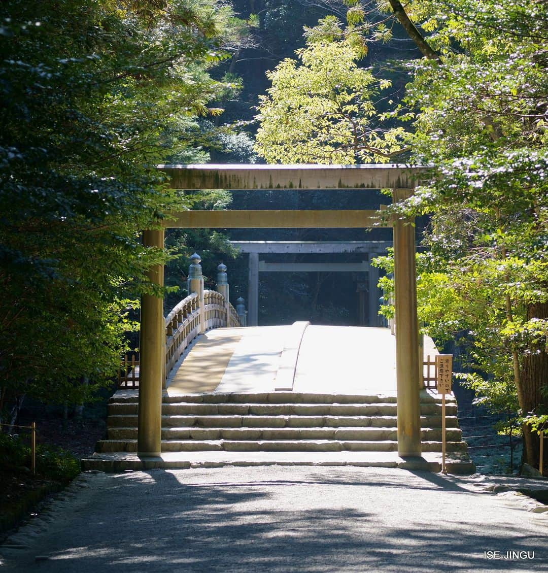 伊勢神宮のインスタグラム：「#伊勢神宮 #神宮 #神社 #心のふるさと #内宮 #風日祈宮橋 #鳥居  #isejingu #jingu #soul_of_japan #japan #jinja #shinto #naiku #kazahinominomiya_basi_bridge」