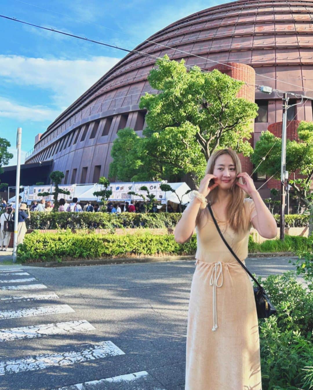 永瀬沙世のインスタグラム：「ユーミンさん50th Anniversary ツアー7/15 すごくエネルギーもらったし。書くと長くなりそう。。。 アンコール歌った後に去っていった時ずっと双眼鏡で後ろ姿追っていたら😭寂しくなって涙してしまった。 でも、拍手がなりやまないからその後に、戻ってきてくれて。 “今までここまでこれたのは、ほんとにほんとにほんとに、みなさんがいてくれたから頑張れたんです”と、双眼鏡のレンズからポロッと一粒涙が見えて、、 それまではユーミンさんが力強く特別な人、とステージを見上げてた視点から 彼女は、 1人の人間でみんなと同じなんだ、 それなのに、ここまで50年の人生をかけて音楽で人を励ましつづけててくれてありがとうって、 さっきの去ってしまう寂しい気持ちから、湧き上がる感謝の気持ちに変わったのです。  今までで一番緊張した撮影がユーミンさん(雑誌switch)でした、と去年の投稿で書きました。個人的な感想ですが自分を表現したいという欲よりも、人に届けたい、人に寄り添う優しい思いやりの眼差しを感じました。 本当に“心が優しく、自分がある人“にしか作れない作品だと思いました。  余談: 宇多田ヒカルさんの2010年の活動休止直前最後のコンサート(人間活動前)のエポックメイキングなライブなのに、表情が見えなかったことにすごく後悔していて、今回は双眼鏡を買って万全で行きました。 やっぱり写真家だからなのか、、耳だけじゃなくて目からの情報がすごくすごく自分は大切で感性に響くんだなとおもいました  余談2:関東圏は抽選の競争率が高そうだから、あえて地元の神戸狙いを定めました！」