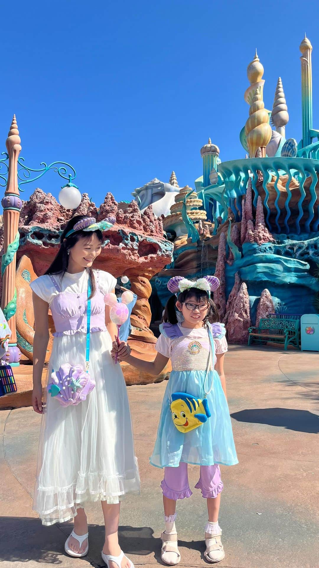 yunomama_takkaのインスタグラム：「🏝️🌏 🧜‍♀️🐠 #Disneysea 🐬🪸🐚⚓️ 久しぶりに行って来ました♪  暑かったけど#マーメイドラグーン に長く居てゆのは療育手帳あるから、常にファストパス？みたいな感じで#トイストーリーマニア も並ばず乗れてその間に休憩したりと快適でした♪ 私もずっと行きたかったし、ゆのさんも喜んでくれて良かった✨ ゆのさんの体力的に夜まで居ると疲れちゃいそうだったから、 朝9時に入園して15時過ぎには帰ったよ〜 でも乗り物5個も乗れたし大満足😉 #親子コーデ #親子リンクコーデ #ディズニーシー #ディズニーシーコーデ #ディズニー写真部 #親子ディズニー #おやこーで #親子ペアルック #親子リンクコーデ愛好家 #アリエルコーデ #マーメイドドレス #女の子ママ #夏コーデ #週末コーデ #週末の過ごし方 #夏休みの過ごし方 #子連れお出かけ #親子ファッション #ディズニーリゾート #子連れディズニー #特別支援学校 #中学生女子」