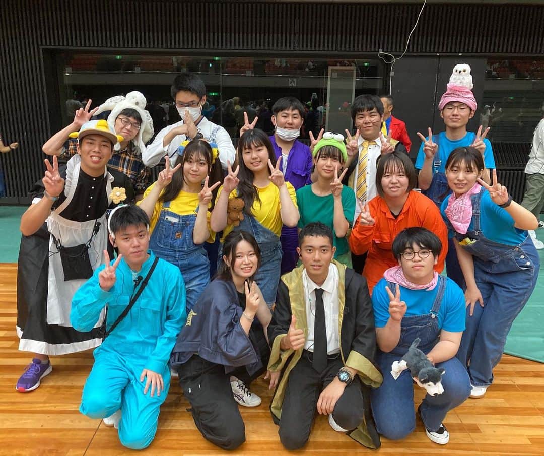 大阪ECO動物海洋専門学校のインスタグラム：「.  スポフェ2023❣️ 続いては学生広報チームCharm.🫶🏻 学年、専攻関係なく仲良しなCharm.はみんな集まると個性の塊すぎて… とってもカラフルになっちゃいました☆🌈🌈 あんなキャラクターやこんなキャラクター、ごついメイドがいたり……😂 他にも色んなコスプレをしていて見てるだけでも楽しくて、閉会式の時は撮影会の始まり📸 個々で自撮りもしていてより一層仲良くなってました🫶🏻 今後のCharm.の可愛さにも注目💕🥺 次の投稿をお楽しみに🫶🏻🫶🏻  #charm #学生広報 #スポフェ #青春 #大阪eco動物海洋専門学校#大阪eco #動物専門学校  #動物飼育 #動物園 #水族館 #飼育員 #ドルフィントレーナー #アクアリスト #動物看護師 #トリマー #ドッグトレーナー#動物好きと繋がりたい#犬好きと繋がりたい #動物園・水族館&テクノロジー専攻 #eco自然環境クリエーター専攻 #ペットマネジメント&ホスピタリティ専攻 #動物園・動物飼育専攻 #水族館アクアリスト専攻 #ドルフィントレーナー専攻専攻 #動物看護師専攻 #ペットトリマー&エステティシャン専攻 #ドッグトレーナー専攻」