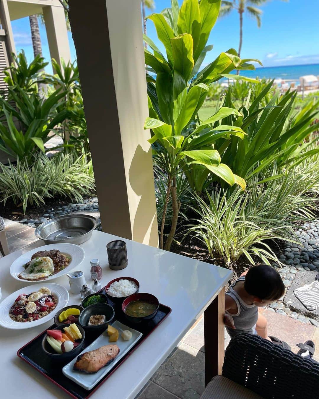 田中麻衣のインスタグラム：「お部屋のテラスでランチ。  夫はロコモコ、子どもたち和定食、わたしアサイーボウル。  目の前がプール、海でベランダからそのまま行けるのが最高です。  #bigisland」