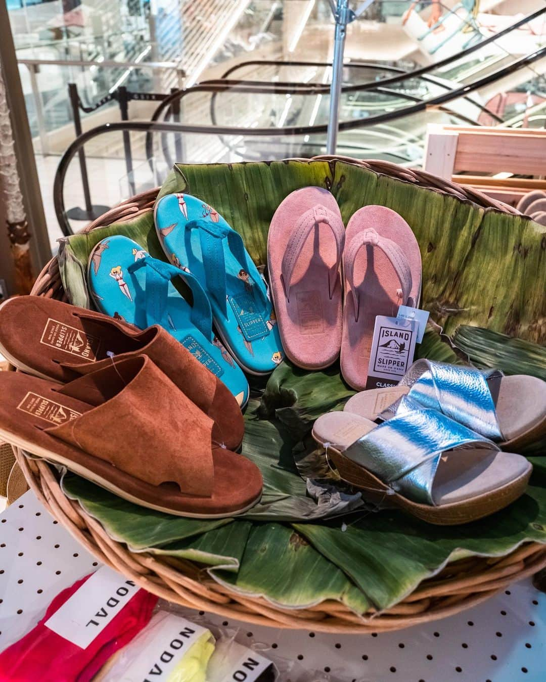 #ぶらエディターズ GINZA SIX オフィシャルさんのインスタグラム写真 - (#ぶらエディターズ GINZA SIX オフィシャルInstagram)「ISLAND SLIPPER 4F POP UP STORE @islandslipper_japan   1946年創業。ハワイ州ホノルル群にある人口5万人の小さな町パールシティの工場で、今も職人の手によってひとつひとつ丁寧に作り続けられているサンダルがあります🩴🌺ブランド名はISLAND SLIPPER（アイランドスリッパ）。生み出されるサンダルはレザー製で、それゆえ街履き専用です🚶✨   世界でもショップはハワイ本店のみ🏄🌴このメイド・イン・ハワイのリゾートサンダルの貴重なPOP UP STOREが、8/18（金）までの期間限定でGINZA SIX 4Fに登場（📸2枚目）！ 色や柄のバリエーション豊富なおよそ60種類のサンダルが店頭にズラリと並びます（📹3枚目・📸4枚目）🙌🏻   実はアイランドスリッパは日本に縁のあるサンダルで、原型を制作したのはハワイに移住した日本人、本永瀧蔵さん。彼は異国の地で草履や雪駄をイメージしてサンダルを作り、それが人気となって75年以上も続くブランドとして定着したのです😳👏🏻   驚くのは最初に作られたPT202（📸1枚目・税込22,000円）が、ブランドの定番アイテムとして今も当時のままのデザインで作られていること🌟それもそのはずでソールは柔らかくてクッション性が高く、レザー特有の足の裏に吸い付くような履き心地のため、虜になる人が続出。手入れをしながら履くことで、経年変化を楽しみながら長年に渡って愛用できるコストパフォーマンスにも優れた永遠のスタンダードなのです👍🏻✨   実際、アイランドスリッパを日本で展開するGMTの社長が履くPT202は20年ものだそう💥🤯履けば履くほど足になじんできて、ますます手放せなくなるのもレザーならではです😊   毎年色違いや素材違いの新作が登場するので、集めてコーディネートによって履き替えたりするのも楽しいですよね☺️🙌🏻今年の新作で人気なのはPT202のトープとネオンブルー（📸5枚目・各税込22,000円）。ぜひ店頭でチェックしてみてください！   ちなみにヒールの高いレディスのサンダル（📸6枚目・BT922（上）税込19,800円、T810（下）税込18,700円）は、基本的にハワイ限定のアイテム。日本での取り扱いはPOP UP STOREのみです💫中でも新色のブラックはアイランドスリッパとしては珍しいカラーリングで、都会的な着こなしにもよく合います👏🏻   素材は表面がツルツルした通常のレザーのほか、短く起毛したスエードレザーのタイプ（📸7枚目・税込22,000円）もラインナップ。通常のレザーがピタッとした履き心地なのに対して、スエードレザーはスベスベとしたシルクのような肌触りが特徴で、こちらもやみつきになるほどの心地よさ🍀   店頭ではサンダルのほか、オリジナルのキャップや日本発祥の足袋形の靴下に特化したNODAL @nodal.japanの靴下（📸8枚目・税込2,200円〜）、アメリカ・ロサンゼルスのHTC Los Angeles @htclosangelesのスタッズベルト（📸9枚目・税込41,800円〜）も販売。ちなみにスタッズベルトの販売はGINZA SIX限定です💝   7/22（土）と7/23（日）には、スタッズを施したレザーアイテムの製造や販売を手がけるHEAD WAYSの島田賢太郎さんが来店✨アイランドスリッパにスタッズを装飾（📸10枚目・1つのデザインにつき税込3,500円〜）するイベントが開催されます🎵サンダルを自分好みにカスタマイズすることで、より愛着の湧く一足にするチャンスが到来🩴💖！　この夏をともに過ごす相棒を手に入れてみては？   ―― 4F ☎070-1505-3824 ――   #islandslipper #lethersandals #sandals #madeinhawaii #hawaii #アイランドスリッパ #レザーサンダル #サンダル #ハワイ #メイドインハワイ #nodal #htclosangeles #headways #ファッション小物 #夏ファッション #summerfashion #popup #popupstore #ポップアップ #tokyo #東京 #ginzasix_fashion #ginzasix_popup #ginza #銀座 #ginza #ginzasix #ギンザシックス   @ginzasix_official」7月22日 11時05分 - ginzasix_official