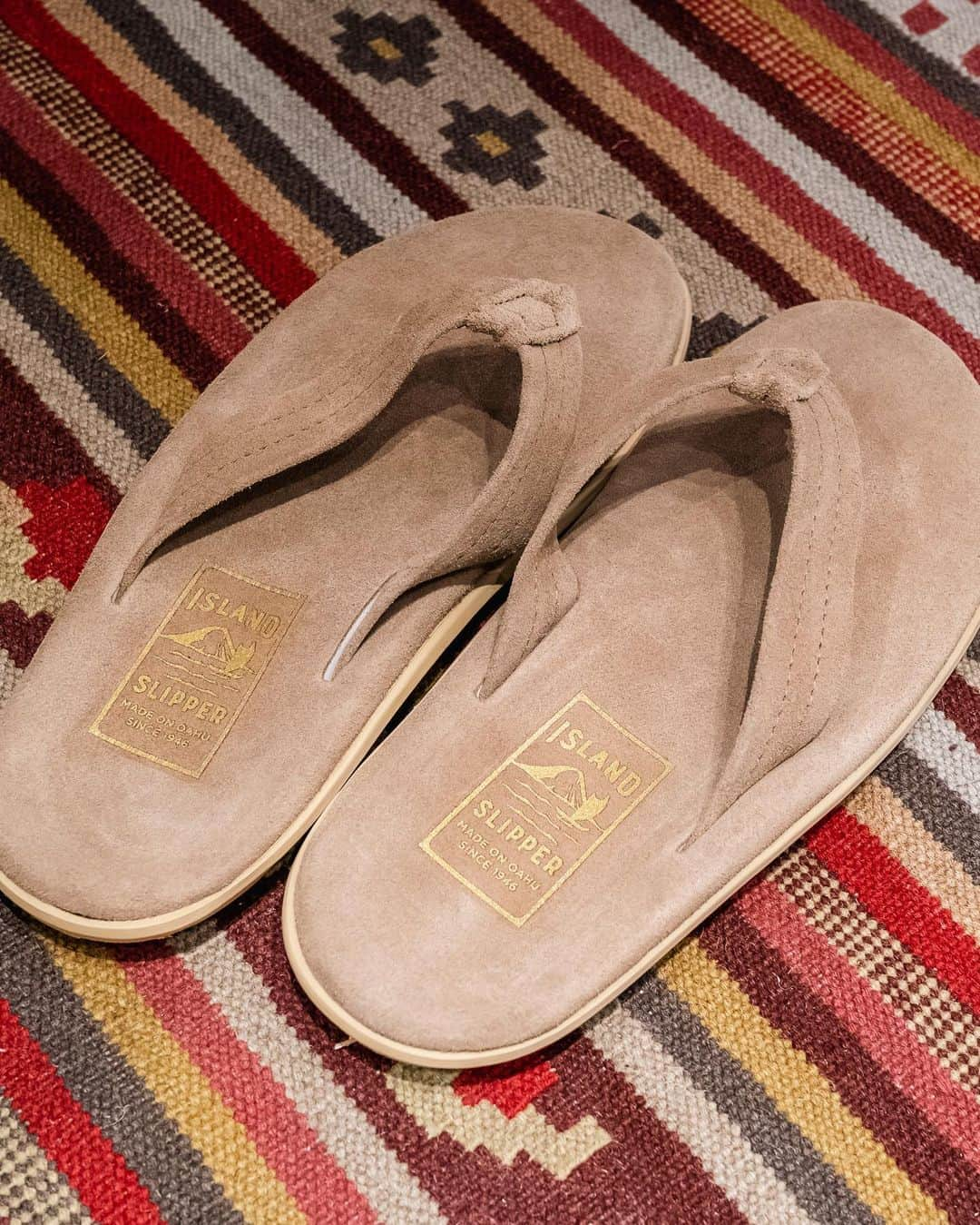 #ぶらエディターズ GINZA SIX オフィシャルさんのインスタグラム写真 - (#ぶらエディターズ GINZA SIX オフィシャルInstagram)「ISLAND SLIPPER 4F POP UP STORE @islandslipper_japan   1946年創業。ハワイ州ホノルル群にある人口5万人の小さな町パールシティの工場で、今も職人の手によってひとつひとつ丁寧に作り続けられているサンダルがあります🩴🌺ブランド名はISLAND SLIPPER（アイランドスリッパ）。生み出されるサンダルはレザー製で、それゆえ街履き専用です🚶✨   世界でもショップはハワイ本店のみ🏄🌴このメイド・イン・ハワイのリゾートサンダルの貴重なPOP UP STOREが、8/18（金）までの期間限定でGINZA SIX 4Fに登場（📸2枚目）！ 色や柄のバリエーション豊富なおよそ60種類のサンダルが店頭にズラリと並びます（📹3枚目・📸4枚目）🙌🏻   実はアイランドスリッパは日本に縁のあるサンダルで、原型を制作したのはハワイに移住した日本人、本永瀧蔵さん。彼は異国の地で草履や雪駄をイメージしてサンダルを作り、それが人気となって75年以上も続くブランドとして定着したのです😳👏🏻   驚くのは最初に作られたPT202（📸1枚目・税込22,000円）が、ブランドの定番アイテムとして今も当時のままのデザインで作られていること🌟それもそのはずでソールは柔らかくてクッション性が高く、レザー特有の足の裏に吸い付くような履き心地のため、虜になる人が続出。手入れをしながら履くことで、経年変化を楽しみながら長年に渡って愛用できるコストパフォーマンスにも優れた永遠のスタンダードなのです👍🏻✨   実際、アイランドスリッパを日本で展開するGMTの社長が履くPT202は20年ものだそう💥🤯履けば履くほど足になじんできて、ますます手放せなくなるのもレザーならではです😊   毎年色違いや素材違いの新作が登場するので、集めてコーディネートによって履き替えたりするのも楽しいですよね☺️🙌🏻今年の新作で人気なのはPT202のトープとネオンブルー（📸5枚目・各税込22,000円）。ぜひ店頭でチェックしてみてください！   ちなみにヒールの高いレディスのサンダル（📸6枚目・BT922（上）税込19,800円、T810（下）税込18,700円）は、基本的にハワイ限定のアイテム。日本での取り扱いはPOP UP STOREのみです💫中でも新色のブラックはアイランドスリッパとしては珍しいカラーリングで、都会的な着こなしにもよく合います👏🏻   素材は表面がツルツルした通常のレザーのほか、短く起毛したスエードレザーのタイプ（📸7枚目・税込22,000円）もラインナップ。通常のレザーがピタッとした履き心地なのに対して、スエードレザーはスベスベとしたシルクのような肌触りが特徴で、こちらもやみつきになるほどの心地よさ🍀   店頭ではサンダルのほか、オリジナルのキャップや日本発祥の足袋形の靴下に特化したNODAL @nodal.japanの靴下（📸8枚目・税込2,200円〜）、アメリカ・ロサンゼルスのHTC Los Angeles @htclosangelesのスタッズベルト（📸9枚目・税込41,800円〜）も販売。ちなみにスタッズベルトの販売はGINZA SIX限定です💝   7/22（土）と7/23（日）には、スタッズを施したレザーアイテムの製造や販売を手がけるHEAD WAYSの島田賢太郎さんが来店✨アイランドスリッパにスタッズを装飾（📸10枚目・1つのデザインにつき税込3,500円〜）するイベントが開催されます🎵サンダルを自分好みにカスタマイズすることで、より愛着の湧く一足にするチャンスが到来🩴💖！　この夏をともに過ごす相棒を手に入れてみては？   ―― 4F ☎070-1505-3824 ――   #islandslipper #lethersandals #sandals #madeinhawaii #hawaii #アイランドスリッパ #レザーサンダル #サンダル #ハワイ #メイドインハワイ #nodal #htclosangeles #headways #ファッション小物 #夏ファッション #summerfashion #popup #popupstore #ポップアップ #tokyo #東京 #ginzasix_fashion #ginzasix_popup #ginza #銀座 #ginza #ginzasix #ギンザシックス   @ginzasix_official」7月22日 11時05分 - ginzasix_official