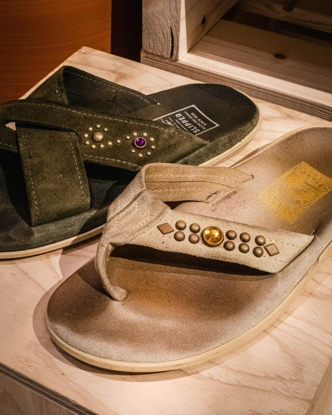 #ぶらエディターズ GINZA SIX オフィシャルさんのインスタグラム写真 - (#ぶらエディターズ GINZA SIX オフィシャルInstagram)「ISLAND SLIPPER 4F POP UP STORE @islandslipper_japan   1946年創業。ハワイ州ホノルル群にある人口5万人の小さな町パールシティの工場で、今も職人の手によってひとつひとつ丁寧に作り続けられているサンダルがあります🩴🌺ブランド名はISLAND SLIPPER（アイランドスリッパ）。生み出されるサンダルはレザー製で、それゆえ街履き専用です🚶✨   世界でもショップはハワイ本店のみ🏄🌴このメイド・イン・ハワイのリゾートサンダルの貴重なPOP UP STOREが、8/18（金）までの期間限定でGINZA SIX 4Fに登場（📸2枚目）！ 色や柄のバリエーション豊富なおよそ60種類のサンダルが店頭にズラリと並びます（📹3枚目・📸4枚目）🙌🏻   実はアイランドスリッパは日本に縁のあるサンダルで、原型を制作したのはハワイに移住した日本人、本永瀧蔵さん。彼は異国の地で草履や雪駄をイメージしてサンダルを作り、それが人気となって75年以上も続くブランドとして定着したのです😳👏🏻   驚くのは最初に作られたPT202（📸1枚目・税込22,000円）が、ブランドの定番アイテムとして今も当時のままのデザインで作られていること🌟それもそのはずでソールは柔らかくてクッション性が高く、レザー特有の足の裏に吸い付くような履き心地のため、虜になる人が続出。手入れをしながら履くことで、経年変化を楽しみながら長年に渡って愛用できるコストパフォーマンスにも優れた永遠のスタンダードなのです👍🏻✨   実際、アイランドスリッパを日本で展開するGMTの社長が履くPT202は20年ものだそう💥🤯履けば履くほど足になじんできて、ますます手放せなくなるのもレザーならではです😊   毎年色違いや素材違いの新作が登場するので、集めてコーディネートによって履き替えたりするのも楽しいですよね☺️🙌🏻今年の新作で人気なのはPT202のトープとネオンブルー（📸5枚目・各税込22,000円）。ぜひ店頭でチェックしてみてください！   ちなみにヒールの高いレディスのサンダル（📸6枚目・BT922（上）税込19,800円、T810（下）税込18,700円）は、基本的にハワイ限定のアイテム。日本での取り扱いはPOP UP STOREのみです💫中でも新色のブラックはアイランドスリッパとしては珍しいカラーリングで、都会的な着こなしにもよく合います👏🏻   素材は表面がツルツルした通常のレザーのほか、短く起毛したスエードレザーのタイプ（📸7枚目・税込22,000円）もラインナップ。通常のレザーがピタッとした履き心地なのに対して、スエードレザーはスベスベとしたシルクのような肌触りが特徴で、こちらもやみつきになるほどの心地よさ🍀   店頭ではサンダルのほか、オリジナルのキャップや日本発祥の足袋形の靴下に特化したNODAL @nodal.japanの靴下（📸8枚目・税込2,200円〜）、アメリカ・ロサンゼルスのHTC Los Angeles @htclosangelesのスタッズベルト（📸9枚目・税込41,800円〜）も販売。ちなみにスタッズベルトの販売はGINZA SIX限定です💝   7/22（土）と7/23（日）には、スタッズを施したレザーアイテムの製造や販売を手がけるHEAD WAYSの島田賢太郎さんが来店✨アイランドスリッパにスタッズを装飾（📸10枚目・1つのデザインにつき税込3,500円〜）するイベントが開催されます🎵サンダルを自分好みにカスタマイズすることで、より愛着の湧く一足にするチャンスが到来🩴💖！　この夏をともに過ごす相棒を手に入れてみては？   ―― 4F ☎070-1505-3824 ――   #islandslipper #lethersandals #sandals #madeinhawaii #hawaii #アイランドスリッパ #レザーサンダル #サンダル #ハワイ #メイドインハワイ #nodal #htclosangeles #headways #ファッション小物 #夏ファッション #summerfashion #popup #popupstore #ポップアップ #tokyo #東京 #ginzasix_fashion #ginzasix_popup #ginza #銀座 #ginza #ginzasix #ギンザシックス   @ginzasix_official」7月22日 11時05分 - ginzasix_official