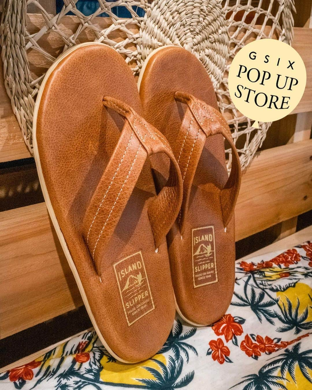 #ぶらエディターズ GINZA SIX オフィシャルのインスタグラム：「ISLAND SLIPPER 4F POP UP STORE @islandslipper_japan   1946年創業。ハワイ州ホノルル群にある人口5万人の小さな町パールシティの工場で、今も職人の手によってひとつひとつ丁寧に作り続けられているサンダルがあります🩴🌺ブランド名はISLAND SLIPPER（アイランドスリッパ）。生み出されるサンダルはレザー製で、それゆえ街履き専用です🚶✨   世界でもショップはハワイ本店のみ🏄🌴このメイド・イン・ハワイのリゾートサンダルの貴重なPOP UP STOREが、8/18（金）までの期間限定でGINZA SIX 4Fに登場（📸2枚目）！ 色や柄のバリエーション豊富なおよそ60種類のサンダルが店頭にズラリと並びます（📹3枚目・📸4枚目）🙌🏻   実はアイランドスリッパは日本に縁のあるサンダルで、原型を制作したのはハワイに移住した日本人、本永瀧蔵さん。彼は異国の地で草履や雪駄をイメージしてサンダルを作り、それが人気となって75年以上も続くブランドとして定着したのです😳👏🏻   驚くのは最初に作られたPT202（📸1枚目・税込22,000円）が、ブランドの定番アイテムとして今も当時のままのデザインで作られていること🌟それもそのはずでソールは柔らかくてクッション性が高く、レザー特有の足の裏に吸い付くような履き心地のため、虜になる人が続出。手入れをしながら履くことで、経年変化を楽しみながら長年に渡って愛用できるコストパフォーマンスにも優れた永遠のスタンダードなのです👍🏻✨   実際、アイランドスリッパを日本で展開するGMTの社長が履くPT202は20年ものだそう💥🤯履けば履くほど足になじんできて、ますます手放せなくなるのもレザーならではです😊   毎年色違いや素材違いの新作が登場するので、集めてコーディネートによって履き替えたりするのも楽しいですよね☺️🙌🏻今年の新作で人気なのはPT202のトープとネオンブルー（📸5枚目・各税込22,000円）。ぜひ店頭でチェックしてみてください！   ちなみにヒールの高いレディスのサンダル（📸6枚目・BT922（上）税込19,800円、T810（下）税込18,700円）は、基本的にハワイ限定のアイテム。日本での取り扱いはPOP UP STOREのみです💫中でも新色のブラックはアイランドスリッパとしては珍しいカラーリングで、都会的な着こなしにもよく合います👏🏻   素材は表面がツルツルした通常のレザーのほか、短く起毛したスエードレザーのタイプ（📸7枚目・税込22,000円）もラインナップ。通常のレザーがピタッとした履き心地なのに対して、スエードレザーはスベスベとしたシルクのような肌触りが特徴で、こちらもやみつきになるほどの心地よさ🍀   店頭ではサンダルのほか、オリジナルのキャップや日本発祥の足袋形の靴下に特化したNODAL @nodal.japanの靴下（📸8枚目・税込2,200円〜）、アメリカ・ロサンゼルスのHTC Los Angeles @htclosangelesのスタッズベルト（📸9枚目・税込41,800円〜）も販売。ちなみにスタッズベルトの販売はGINZA SIX限定です💝   7/22（土）と7/23（日）には、スタッズを施したレザーアイテムの製造や販売を手がけるHEAD WAYSの島田賢太郎さんが来店✨アイランドスリッパにスタッズを装飾（📸10枚目・1つのデザインにつき税込3,500円〜）するイベントが開催されます🎵サンダルを自分好みにカスタマイズすることで、より愛着の湧く一足にするチャンスが到来🩴💖！　この夏をともに過ごす相棒を手に入れてみては？   ―― 4F ☎070-1505-3824 ――   #islandslipper #lethersandals #sandals #madeinhawaii #hawaii #アイランドスリッパ #レザーサンダル #サンダル #ハワイ #メイドインハワイ #nodal #htclosangeles #headways #ファッション小物 #夏ファッション #summerfashion #popup #popupstore #ポップアップ #tokyo #東京 #ginzasix_fashion #ginzasix_popup #ginza #銀座 #ginza #ginzasix #ギンザシックス   @ginzasix_official」