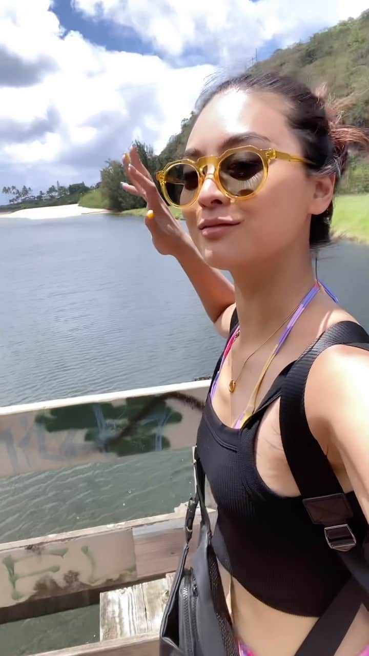 遊海 Yuumiのインスタグラム：「Hawaii’s breathtaking North Shore 🏄‍♀️🌊✨ Nothing beats the freedom of exploring paradise alone! Traveling alone allows you to discover the world and yourself in ways you never thought possible. ❤️🤟🤟❤️  #SoloTraveler #BeachGirls #NorthShoreMagic #WanderlustGoals #hawaii #oahu #hawaiioahu #northshore #hawaiinorthshore #peace #traveler #ハワイ　#ひとり旅」