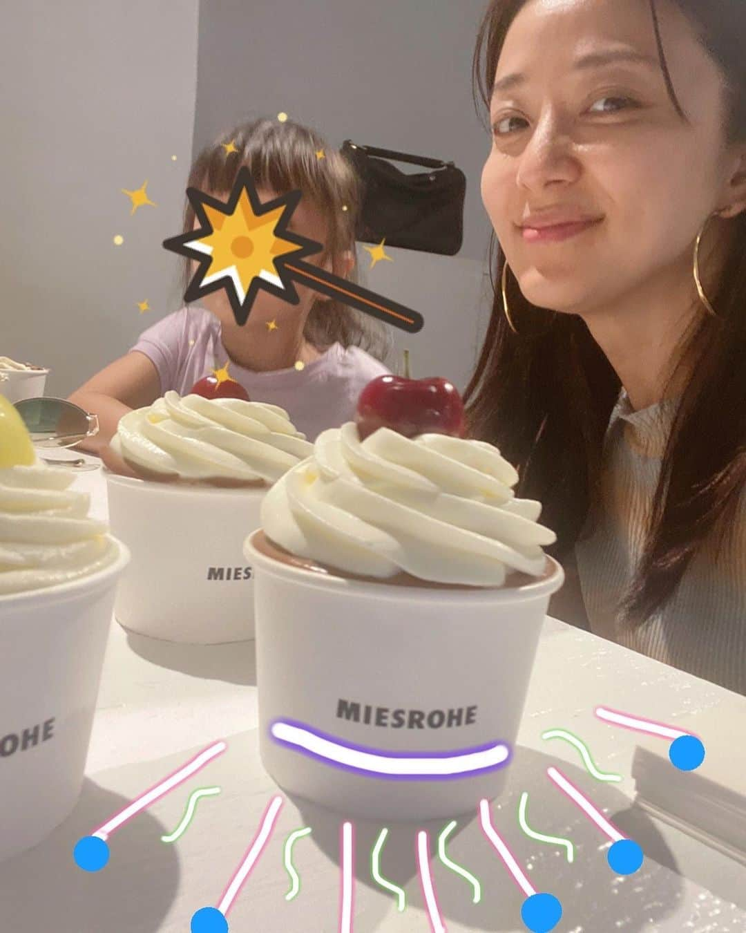 中越典子のインスタグラム：「MIESROHEの展示会へ伺い、可愛いカップケーキまでいただきました♡ お洋服もシックandセクシーチラリもある大人なモードでした！」