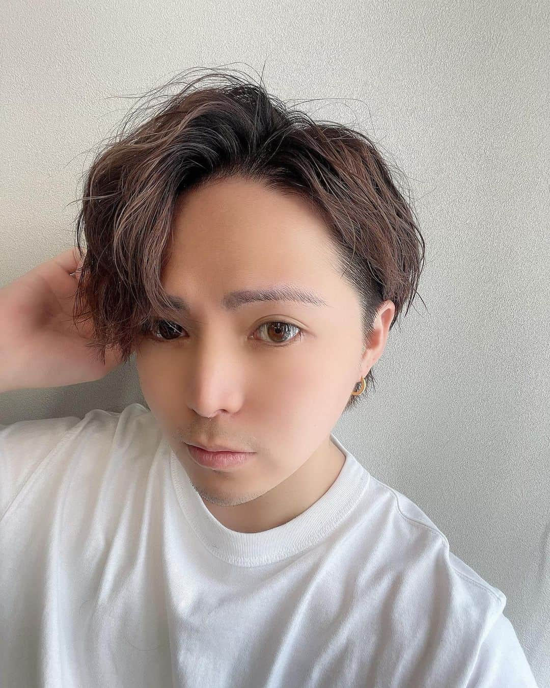 もるさんのインスタグラム：「・ たまには波打ちかきあげも🌊 山田涼介さん風マッシュは ヘアアレンジがたくさんできて ナチュラルが好きな人にもスタイリングが好きな人にもおすすめ🙋‍♂️  #山田涼介#ジャニーズ#heyseyjump#波打ち#波巻き#パーマ#かきあげ#アップバング#センターパート#マッシュ#モテ#韓国#韓国マッシュ#韓流#bts#メンズ#メンズヘア#メンズ特化#美容師#日本一#もるさん#マネージャー#クリエイティブディレクター#youtube#youtuber#ユーチューバー#aitokyo」