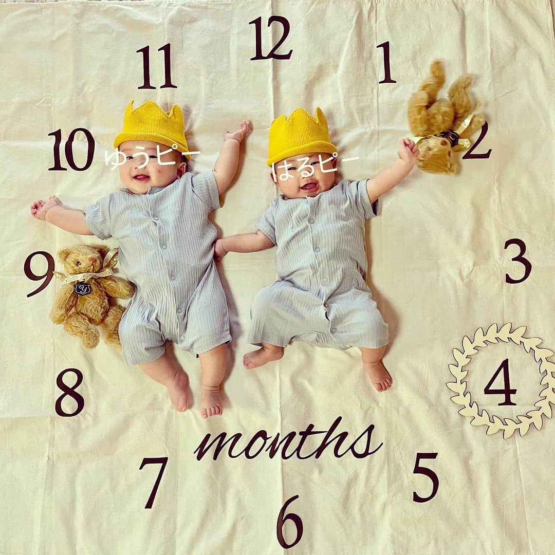 美甘子のインスタグラム：「本日7月22日で生後4ヶ月になりました。  ゆうピーは7140g、はるピーは6185g。2人とも大きく育って表情も豊かになってきました。  朝起きた時がご機嫌なのでそのまま月齢フォト撮影。今回は泣かずに撮れました。  来週は私がフジロックの期間、パパが里帰りしてくれて義実家でお世話になります。心配だけど引き継ぎメモなどちゃんと作成しました☺️  双子ちゃん、パパ覚えてるかな？  暑い毎日ですが、熱中症に気をつけて夏バテせずに頑張りましょう💪  #ゆうピーはるピー #月齢フォト #生後4ヶ月 #双子 #双子のいる生活 #双子ママ #twinsbaby」