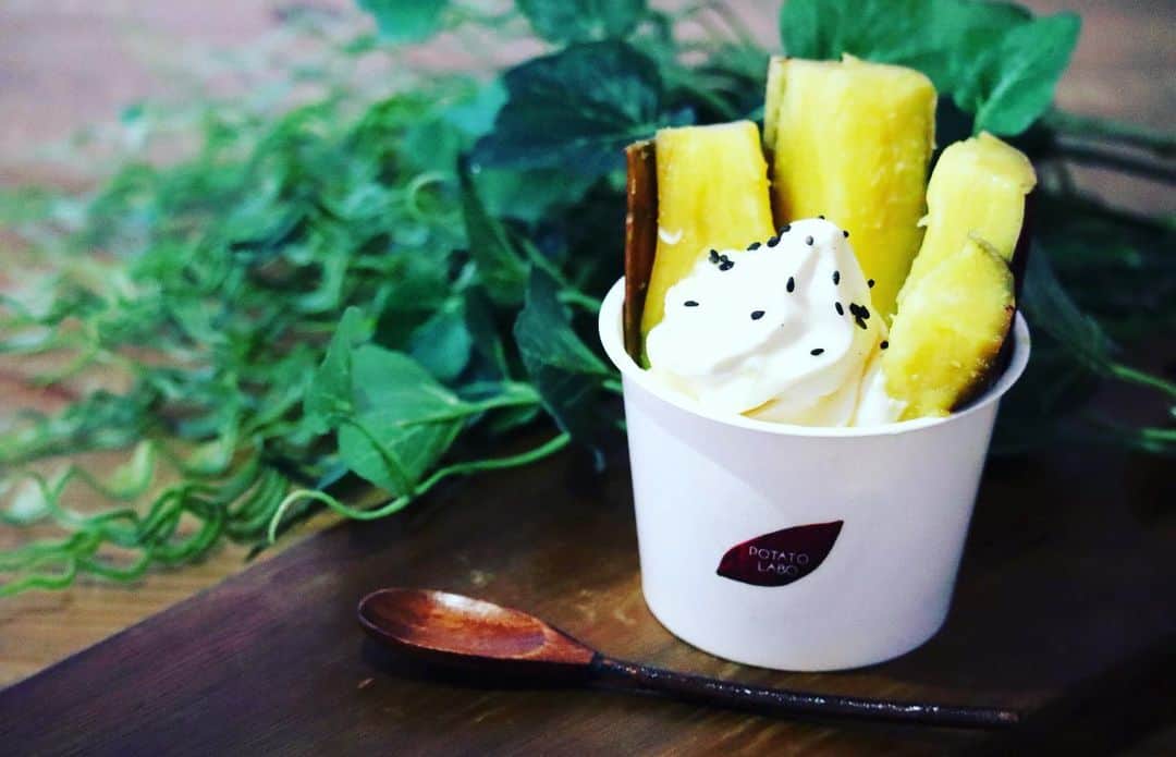 potatolaboのインスタグラム：「こんにちは🍠 POTATOLABO阪急西宮ガーデンズ店です！ いつもご利用ありがとうございます♪  新商品のご紹介です✨  【やきいもソフト】 がリニューアルして販売開始!!!  〝やきいもバターのバターがソフトだったらいいのに・・・〟 〝温かい焼き芋とソフトが食べたいな・・・〟  というお客様のお声から商品に✨  温かい紅はるかの焼き芋に 冷たいお芋のソフトクリーム♡ 合わないわけがありません😋♡  最高の〝ひやあつ〟をお楽しみくださいませ🤗✨  皆様のご来店お待ちしております♪  #ポテトラボ #阪急西宮ガーデンズ#さつまいも#さつまいもスイーツ専門店 #ソフトクリーム#ひやあつ #紅はるか#焼き芋」
